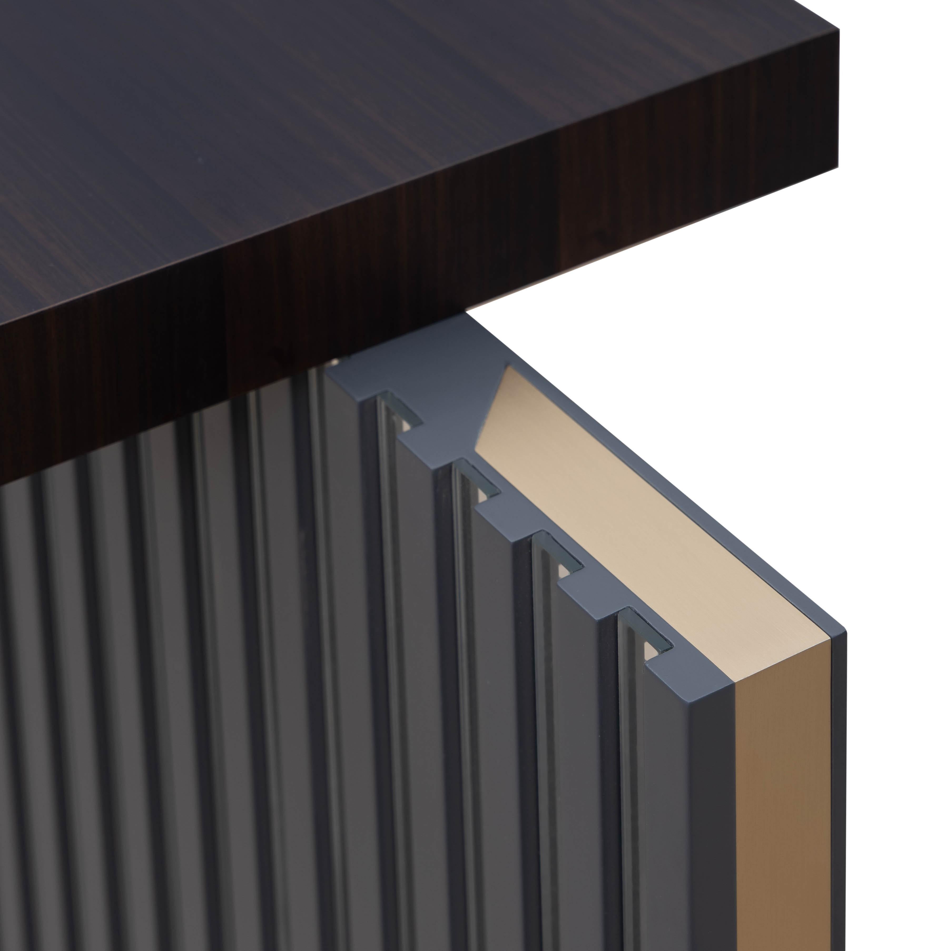 XXI secolo e contemporaneo Tavolo consolle contemporaneo, Made in Italy, ottone e legno di eucalipto in vendita