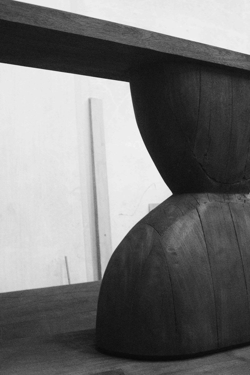 Anpassbarer Konsolentisch TOTA von Camilo Andres Rodriguez Marquez (alias CarmWorks)

Massivholz Eichenholz oder Zedernholz / Gebranntes Holz oder Natur 
Größe der Leuchte: H75 x 160 x 30 cm (anpassbar) 

Jedes Stück wird auf Bestellung und von