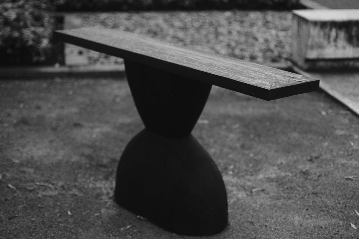 Colombien Table console contemporaine Tota en bois brûlé de CarmWorks, personnalisable en vente