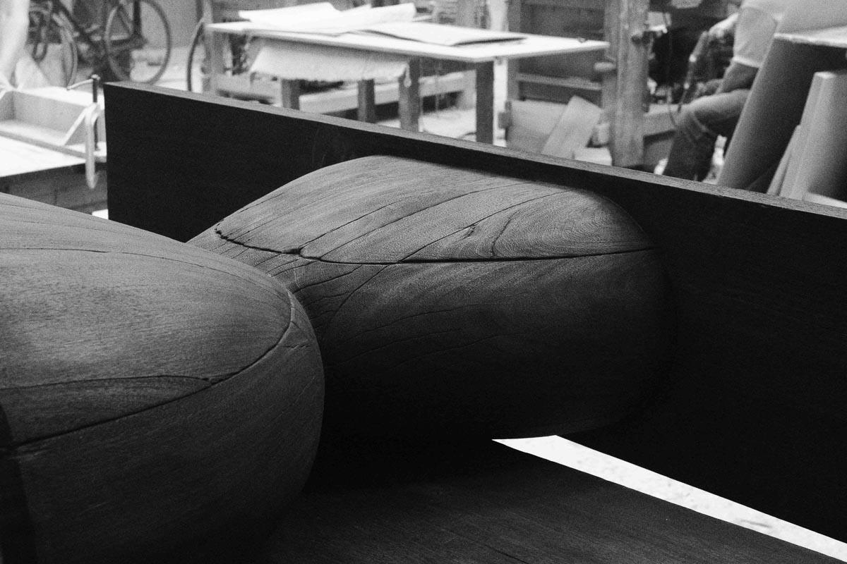 Chêne Table console contemporaine Tota en bois brûlé de CarmWorks, personnalisable en vente