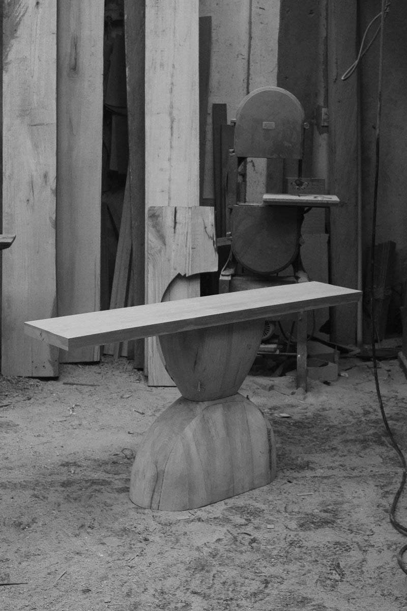 Table console contemporaine Tota en bois brûlé de CarmWorks, personnalisable en vente 2