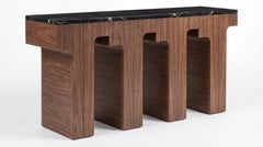 Table console contemporaine avec plateau en marbre et structure en Oak Oak chaulé