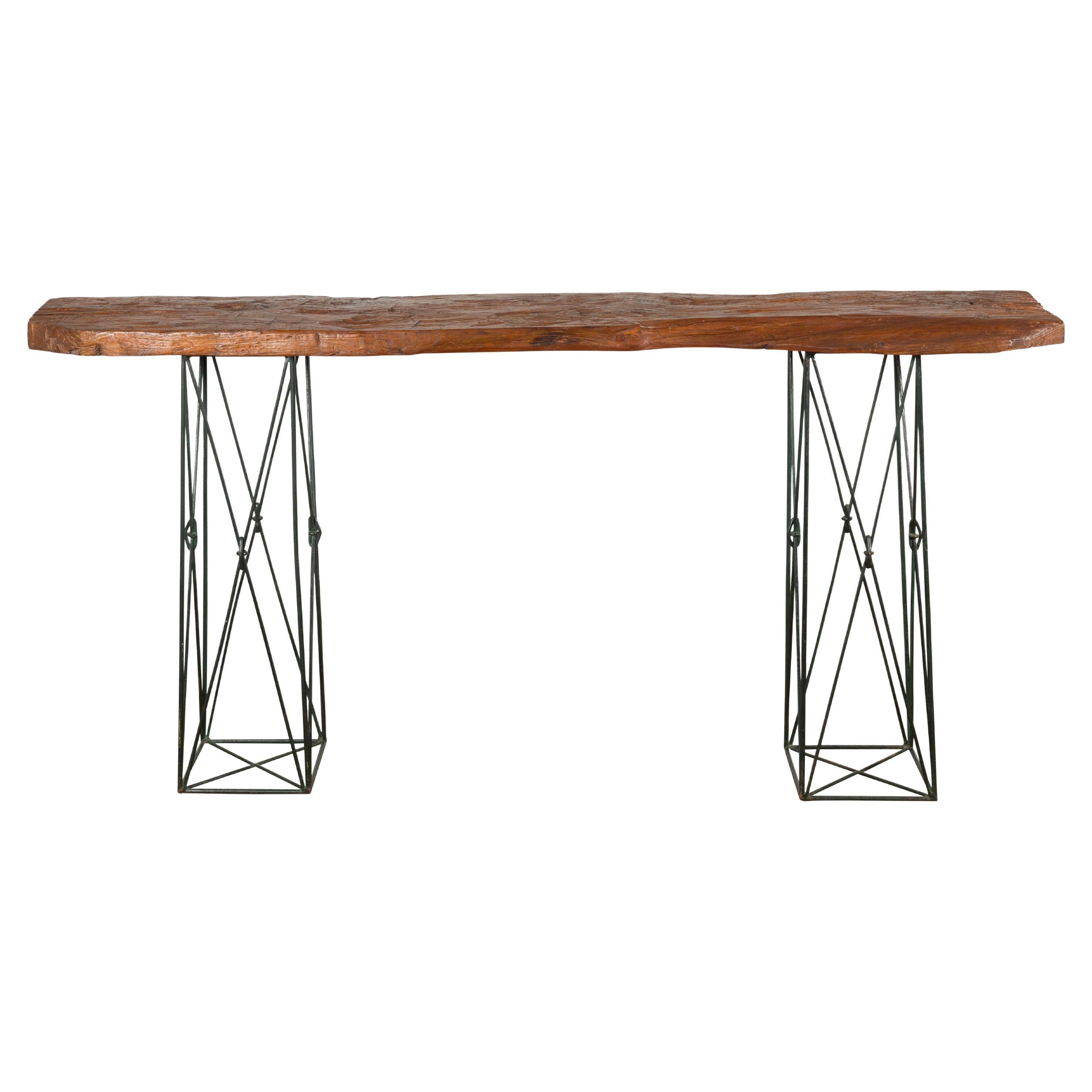 Table console contemporaine avec plateau en bois de récupération et bases en métal