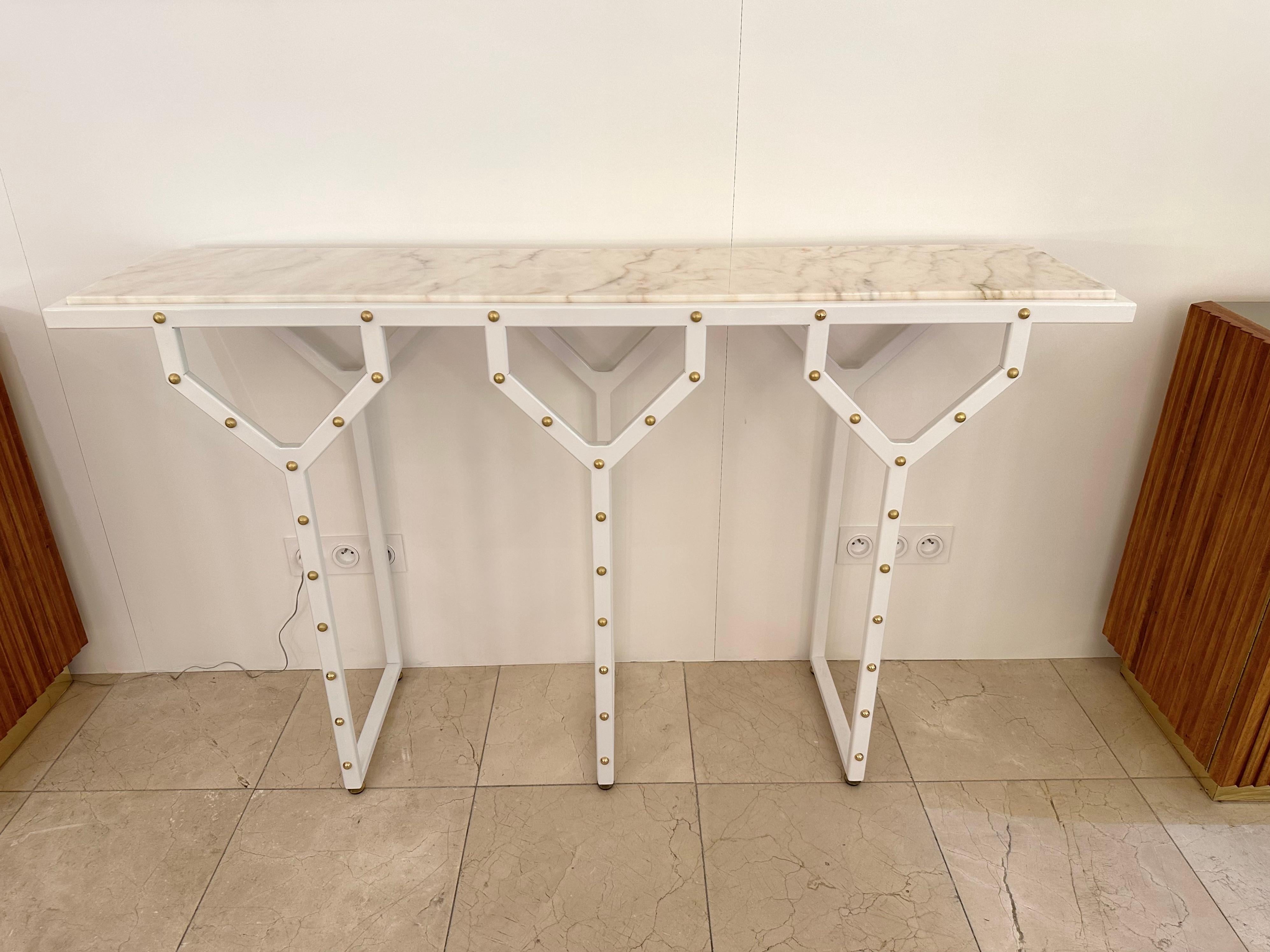 Nice geometrical contemporary console table “Y” in white lacquered metal, brass cabochon and marble with gold vein. Small Italian exclusive production, quality of making. All made in Italy. In a Hollywood Regency, Mid-Century Modern, Space Age mood.