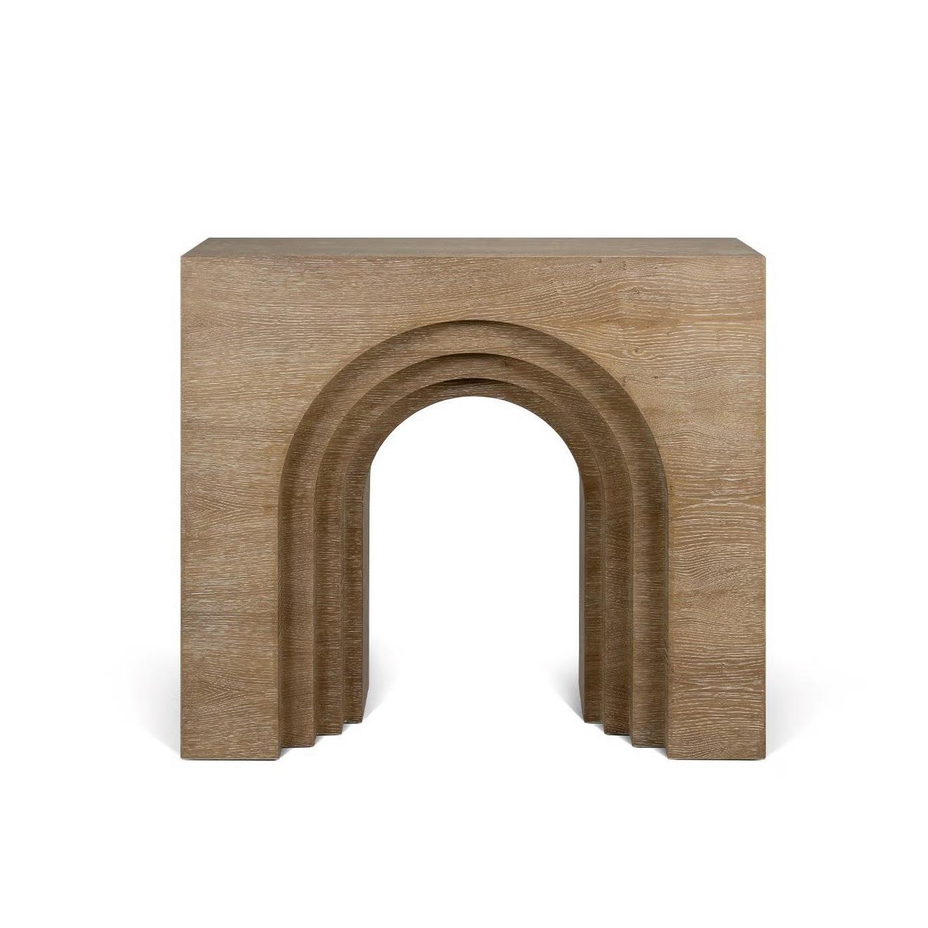 Portugais Console contemporaine avec arc en gradins en bois de chêne chaulé. en vente