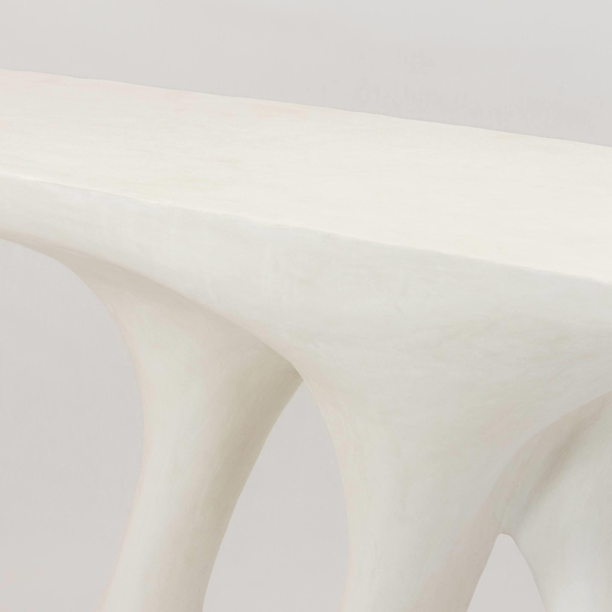 Zeitgenössische Konsole mit drei skulptierten Beinen, Gips/geschnitztes Holz von JLC (Moderne) im Angebot