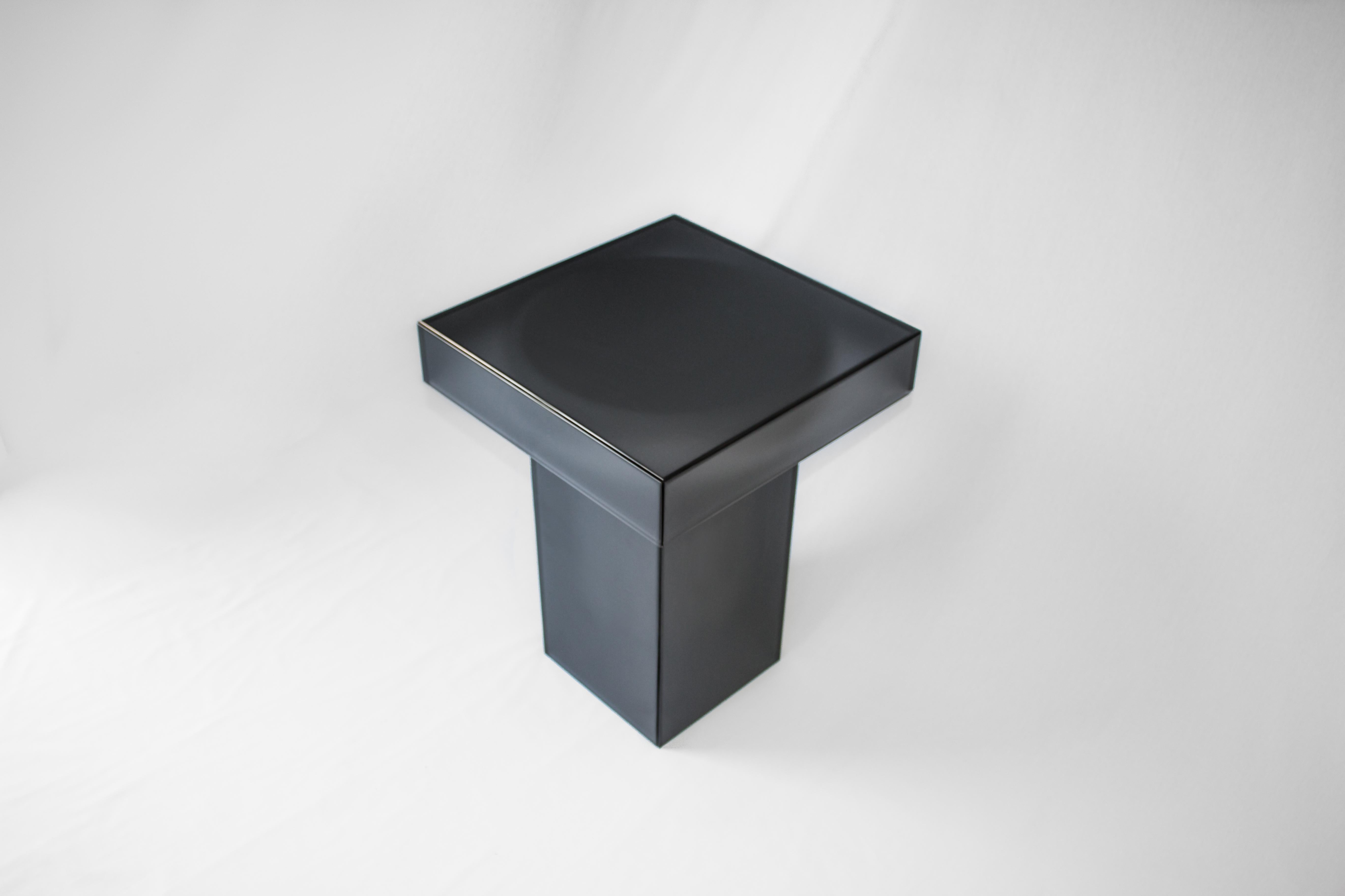 Zeitgenössischer Containa-Beistelltisch aus schwarzem mattiertem Glas im Angebot 8