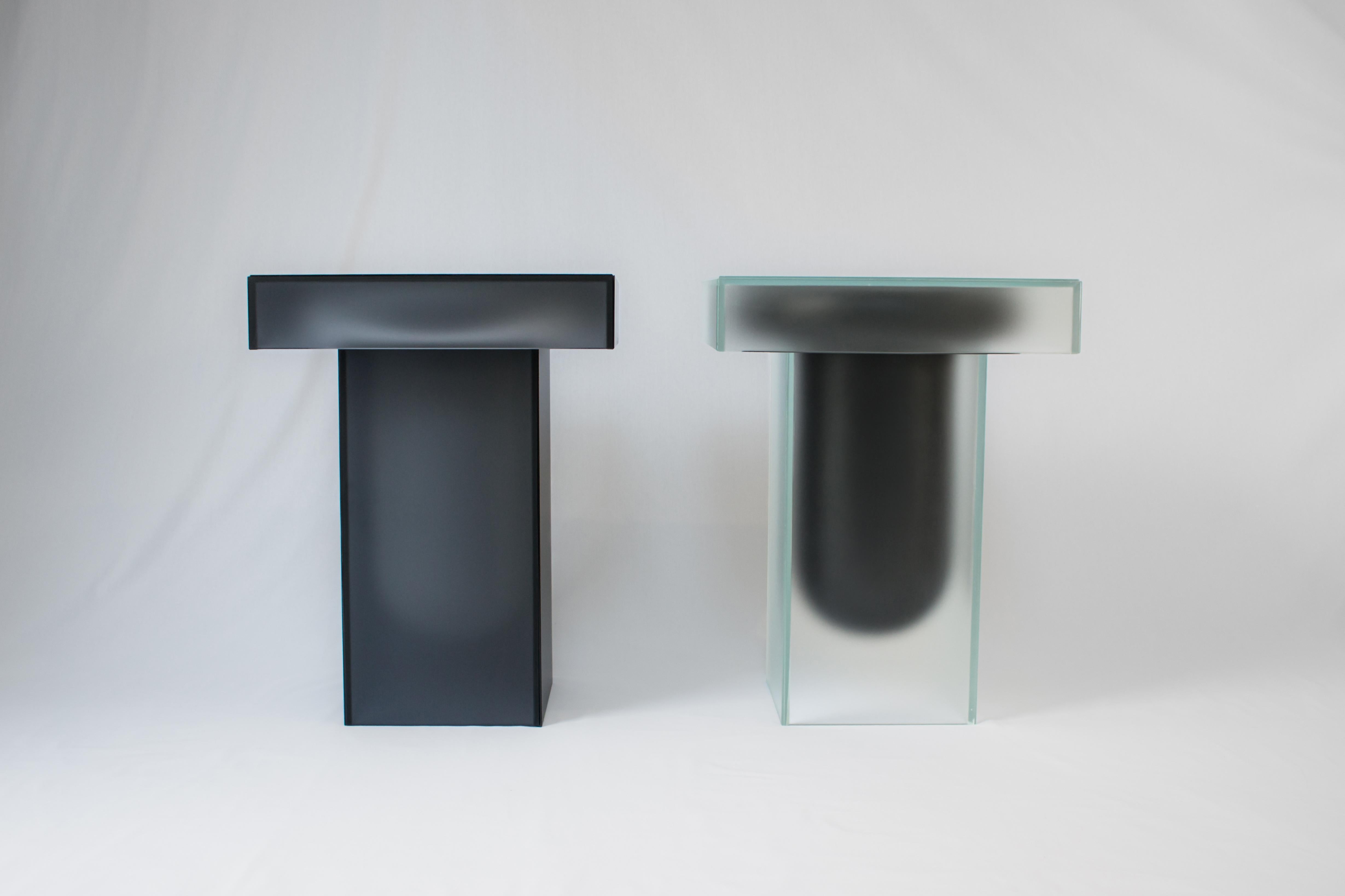Zeitgenössischer Containa-Beistelltisch aus schwarzem mattiertem Glas (Moderne) im Angebot