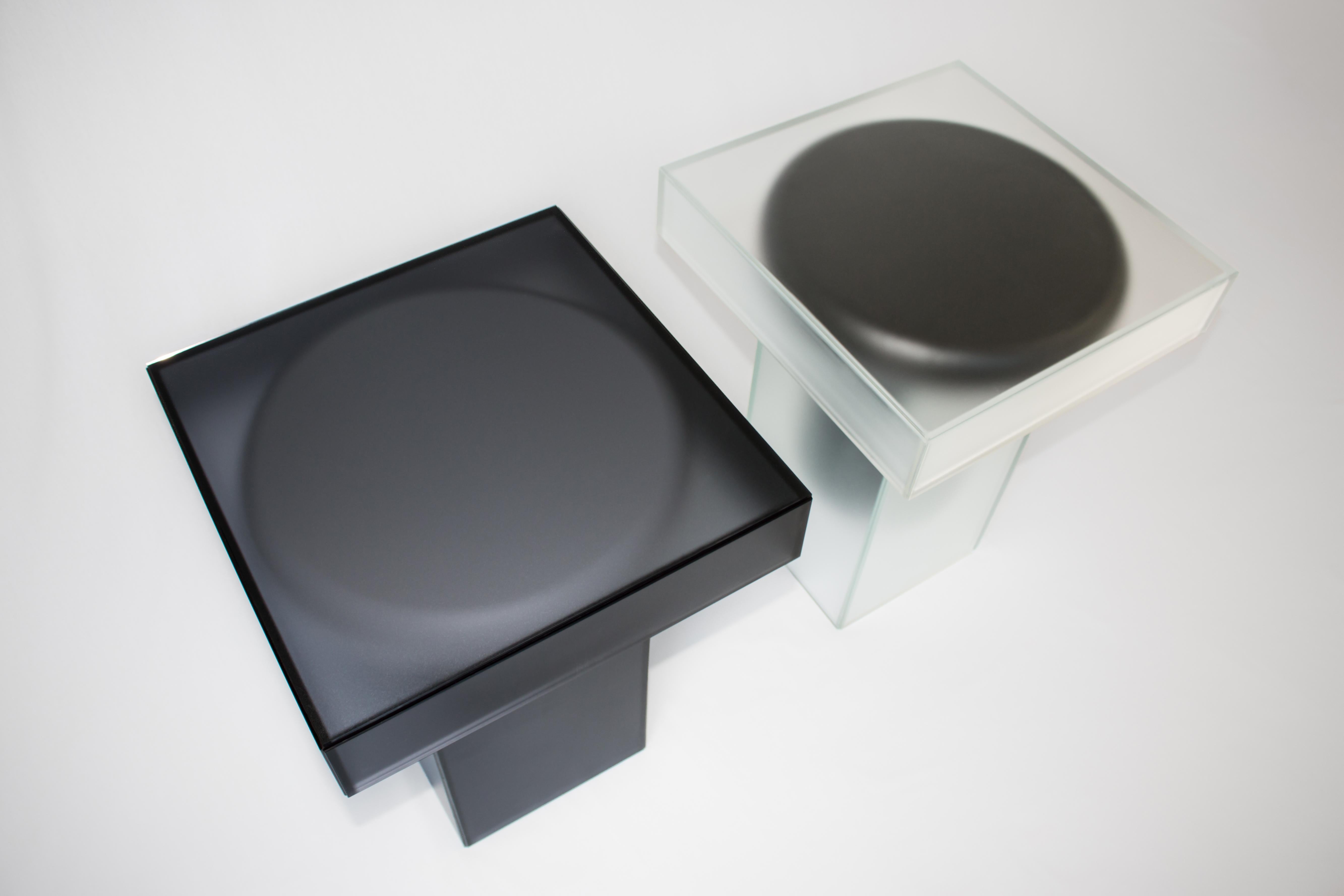 Zeitgenössischer Containa-Beistelltisch aus schwarzem mattiertem Glas (Mattiert) im Angebot