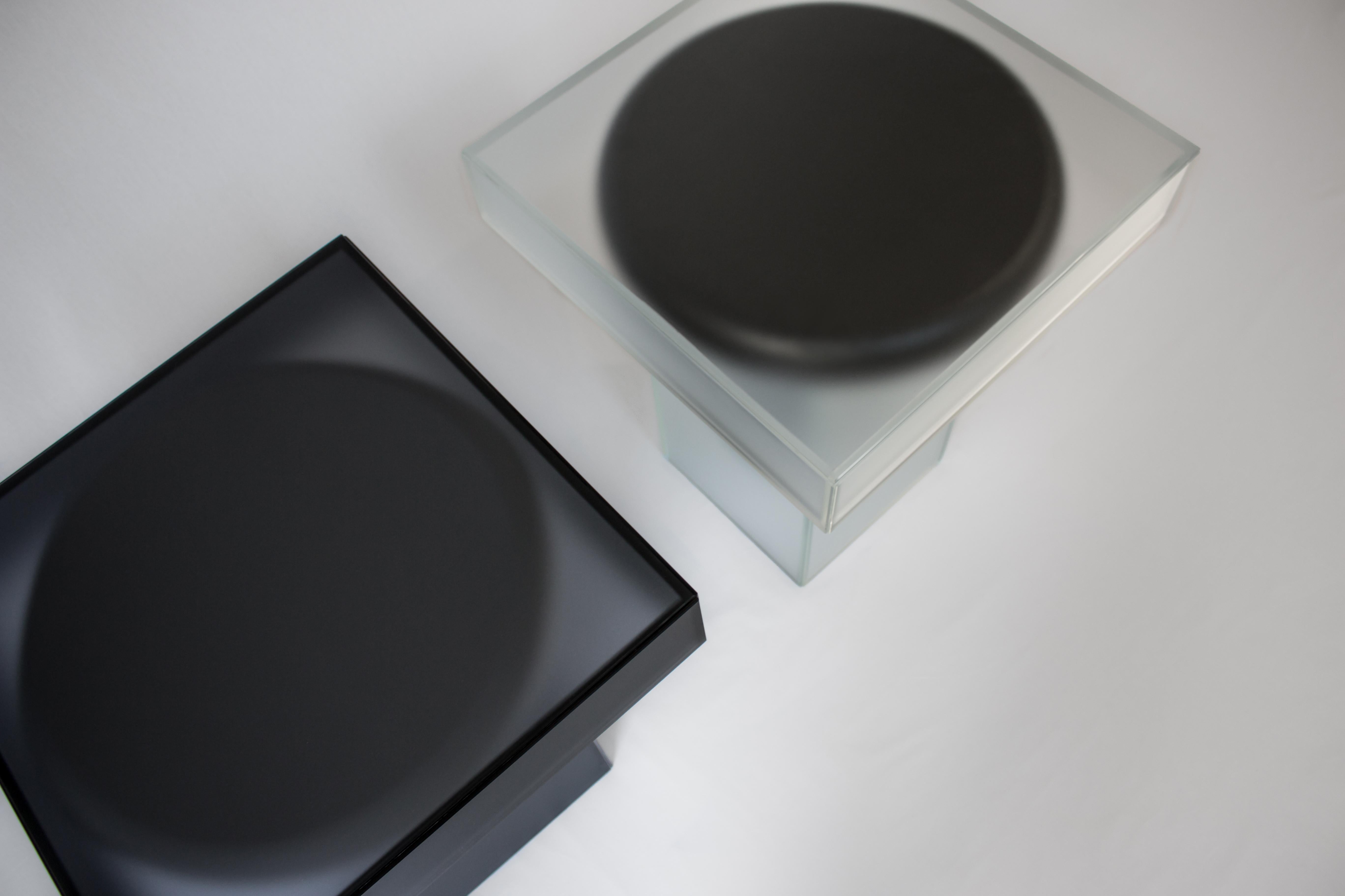Zeitgenössischer Containa-Beistelltisch aus schwarzem mattiertem Glas im Zustand „Neu“ im Angebot in London, GB