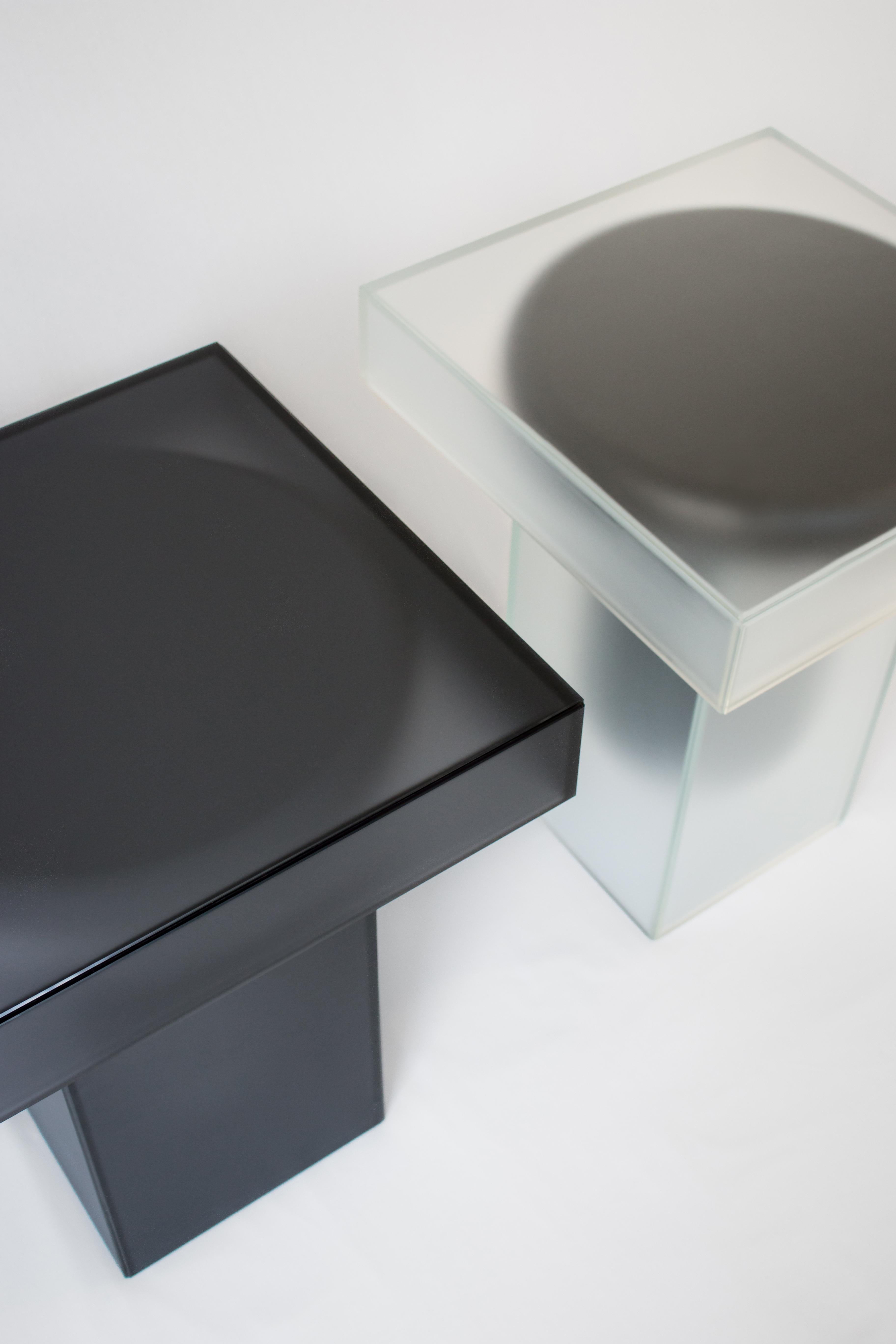 Zeitgenössischer Containa-Beistelltisch aus schwarzem mattiertem Glas im Angebot 1