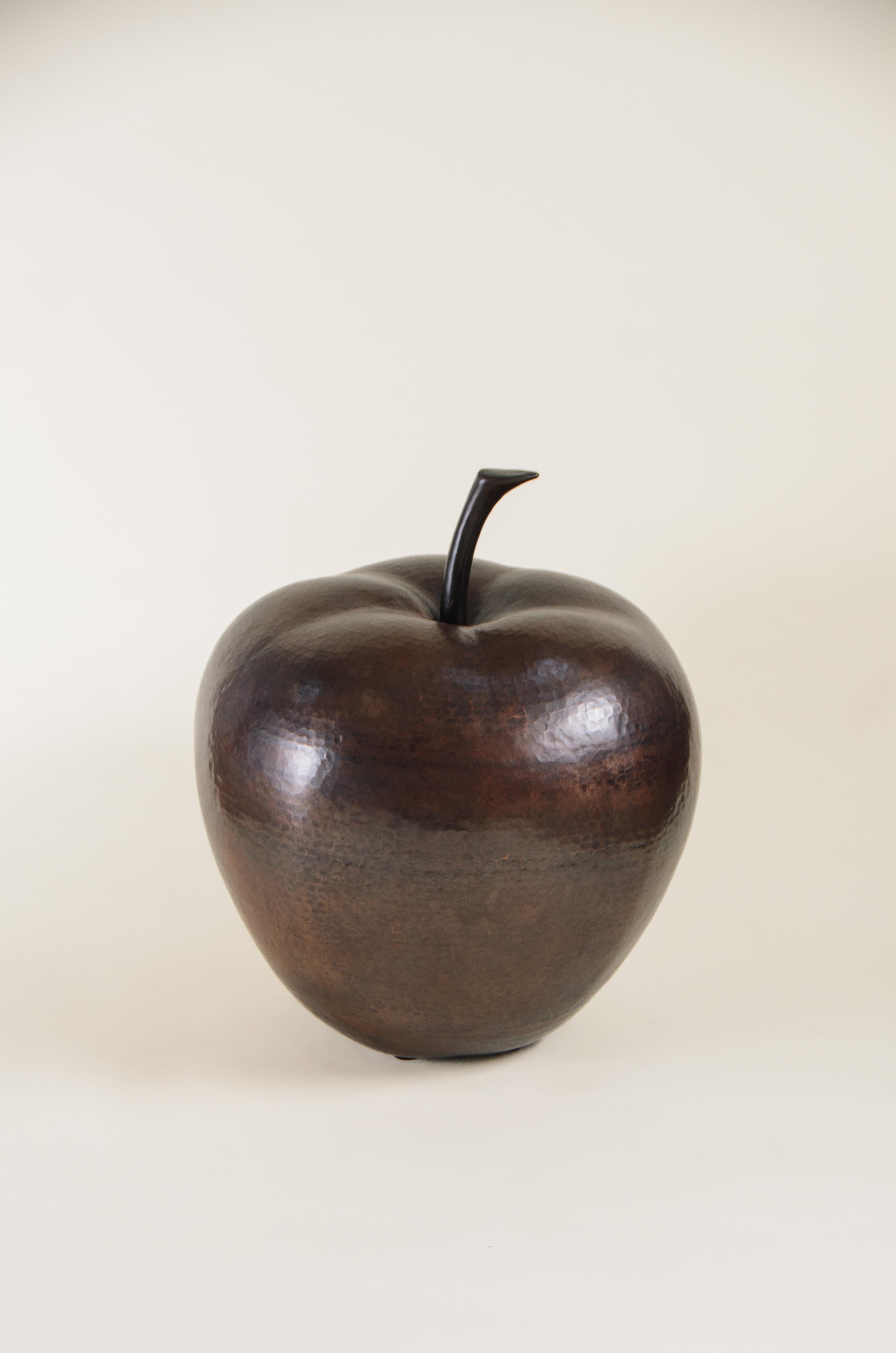 Apfel-Skulptur
Antik-Kupfer
Antikkupfer dunkel
Handrepousse
Limitierte Auflage
Jedes Stück wird individuell angefertigt und ist einzigartig. 

Repoussé ist die traditionelle Kunst, ein dekoratives Relief von Hand auf ein Blech zu hämmern. Die