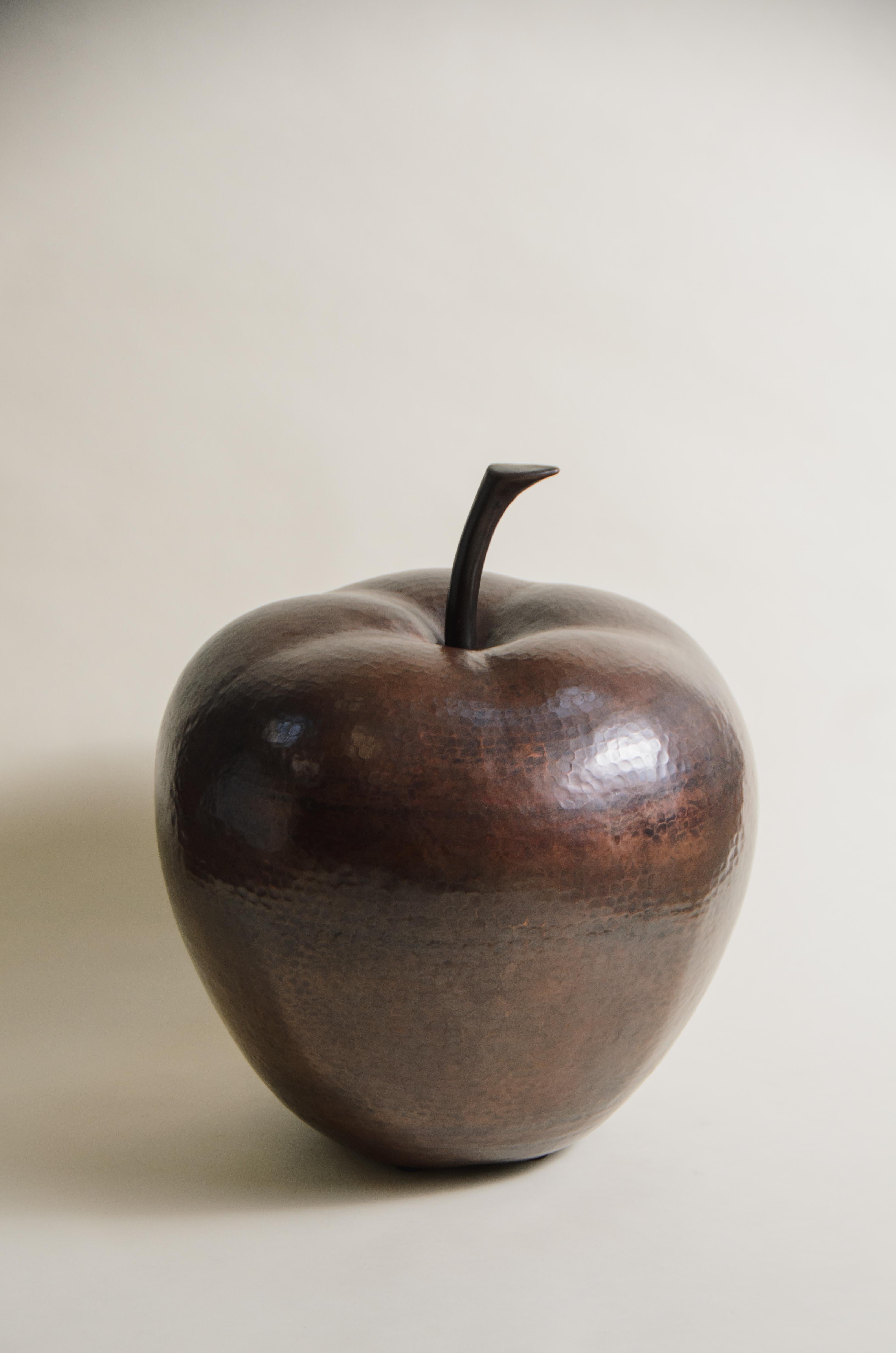 Contemporary Copper Apple Sculpture von Robert Kuo, Repoussé, limitierte Auflage (Gehämmert) im Angebot