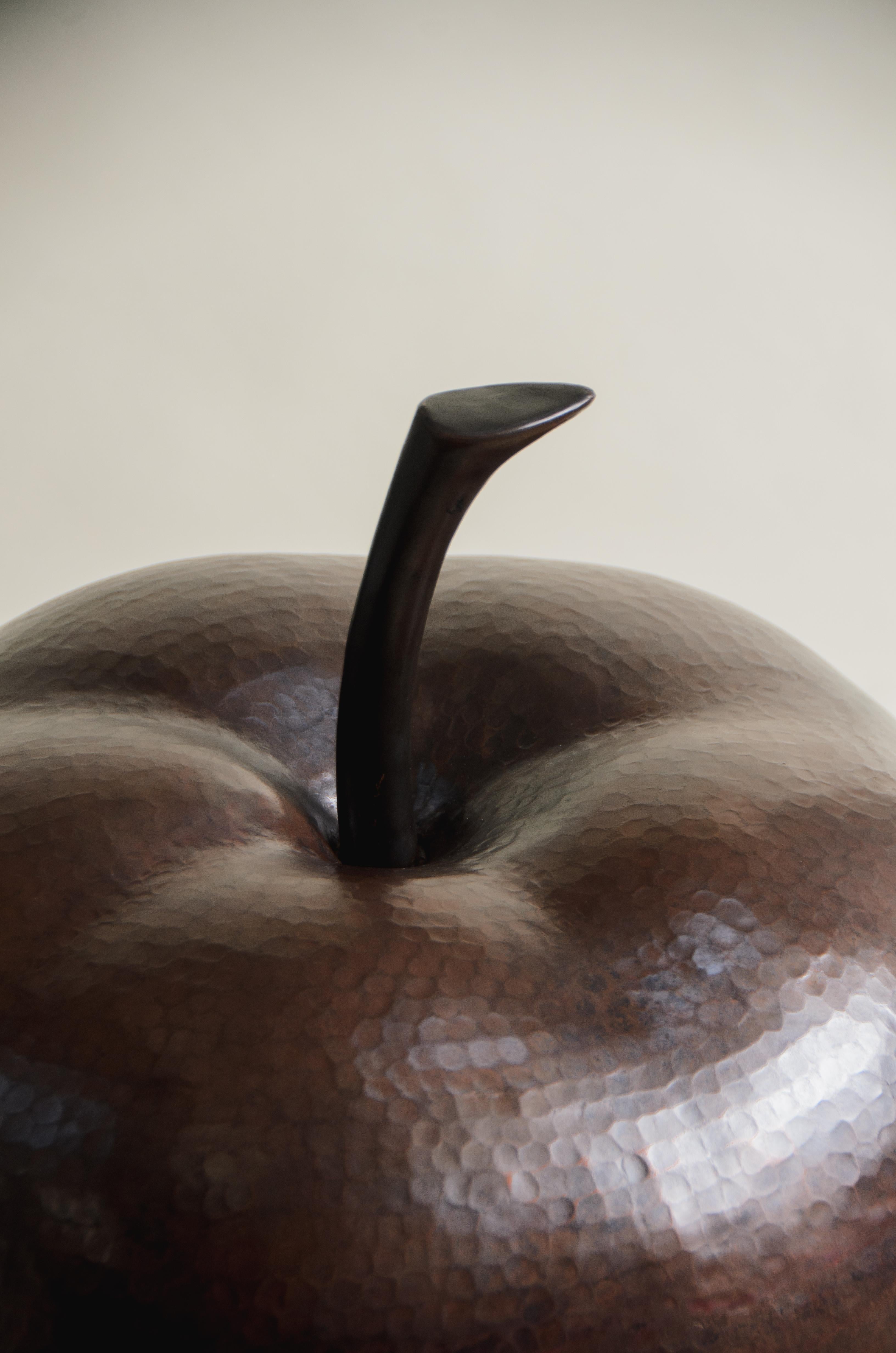 Contemporary Copper Apple Sculpture von Robert Kuo, Repoussé, limitierte Auflage (Kupfer) im Angebot