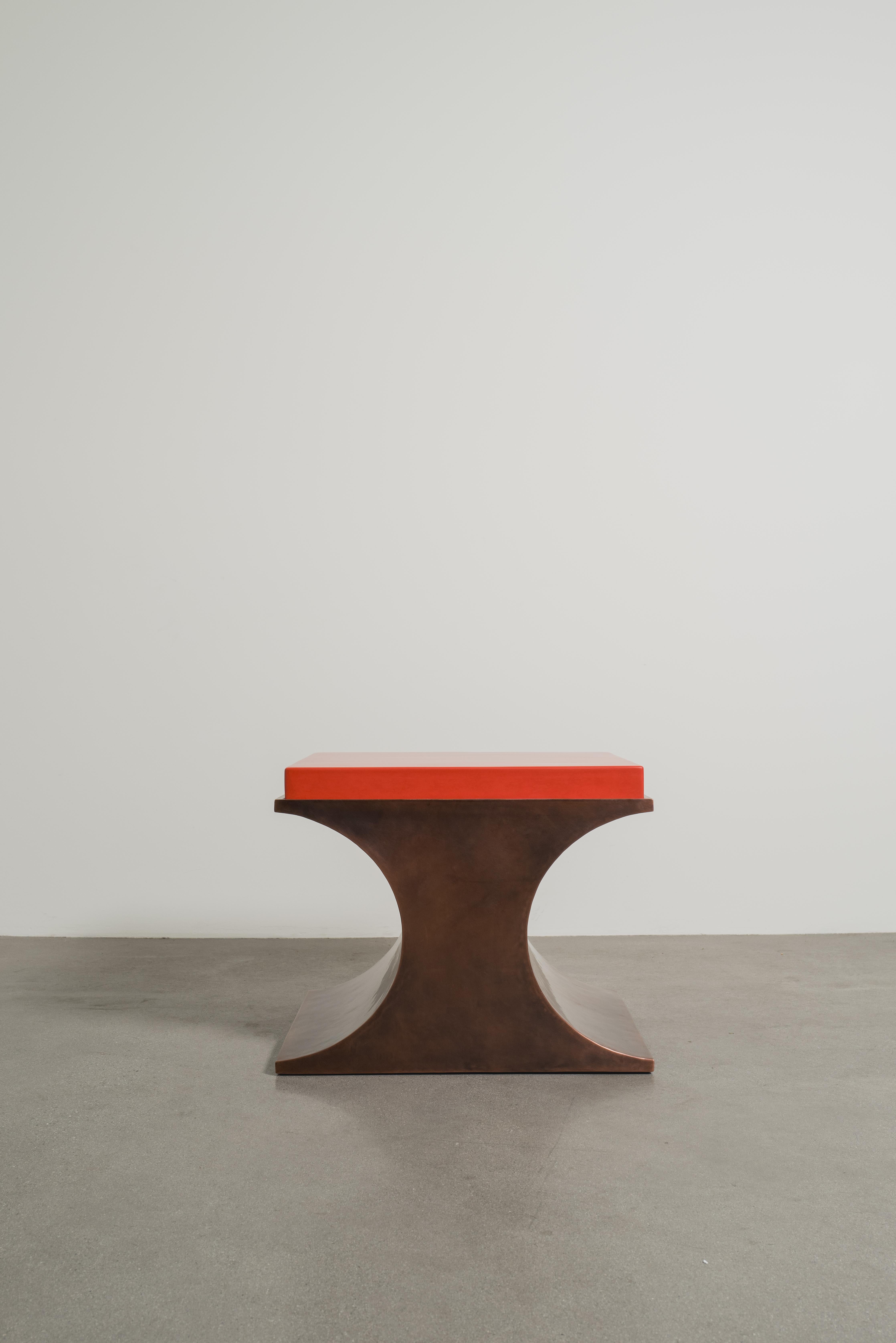 Table d'appoint Crescent avec plateau rouge
Cuivre antique
Dessus laqué rouge
Base en cuivre
Édition limitée
Contemporain

Le repoussé est l'art traditionnel qui consiste à marteler à la main un relief décoratif sur une feuille de métal. Cette