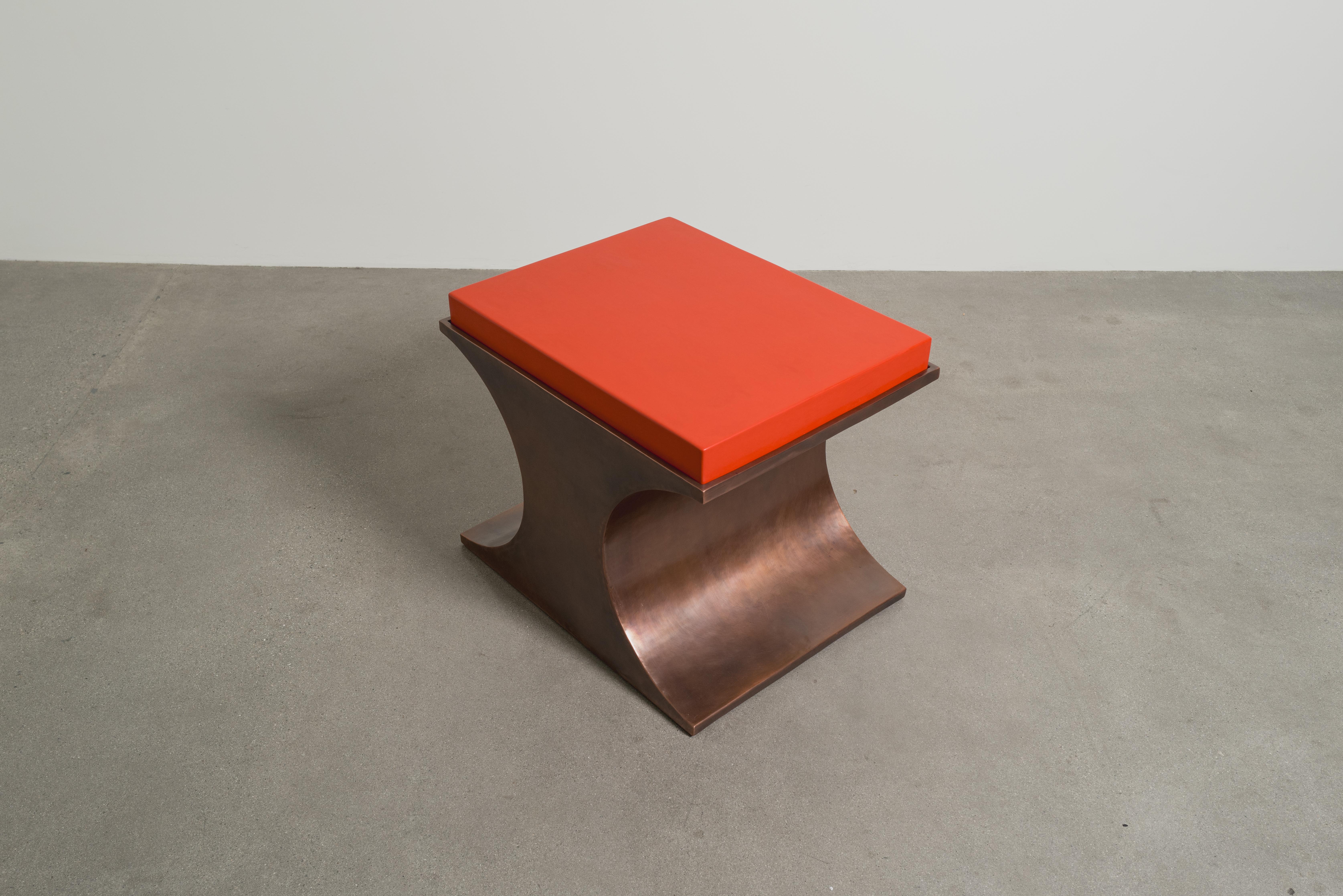 Table d'appoint contemporaine en forme de croissant en cuivre avec plateau en laque rouge par Robert Kuo Neuf - En vente à Los Angeles, CA