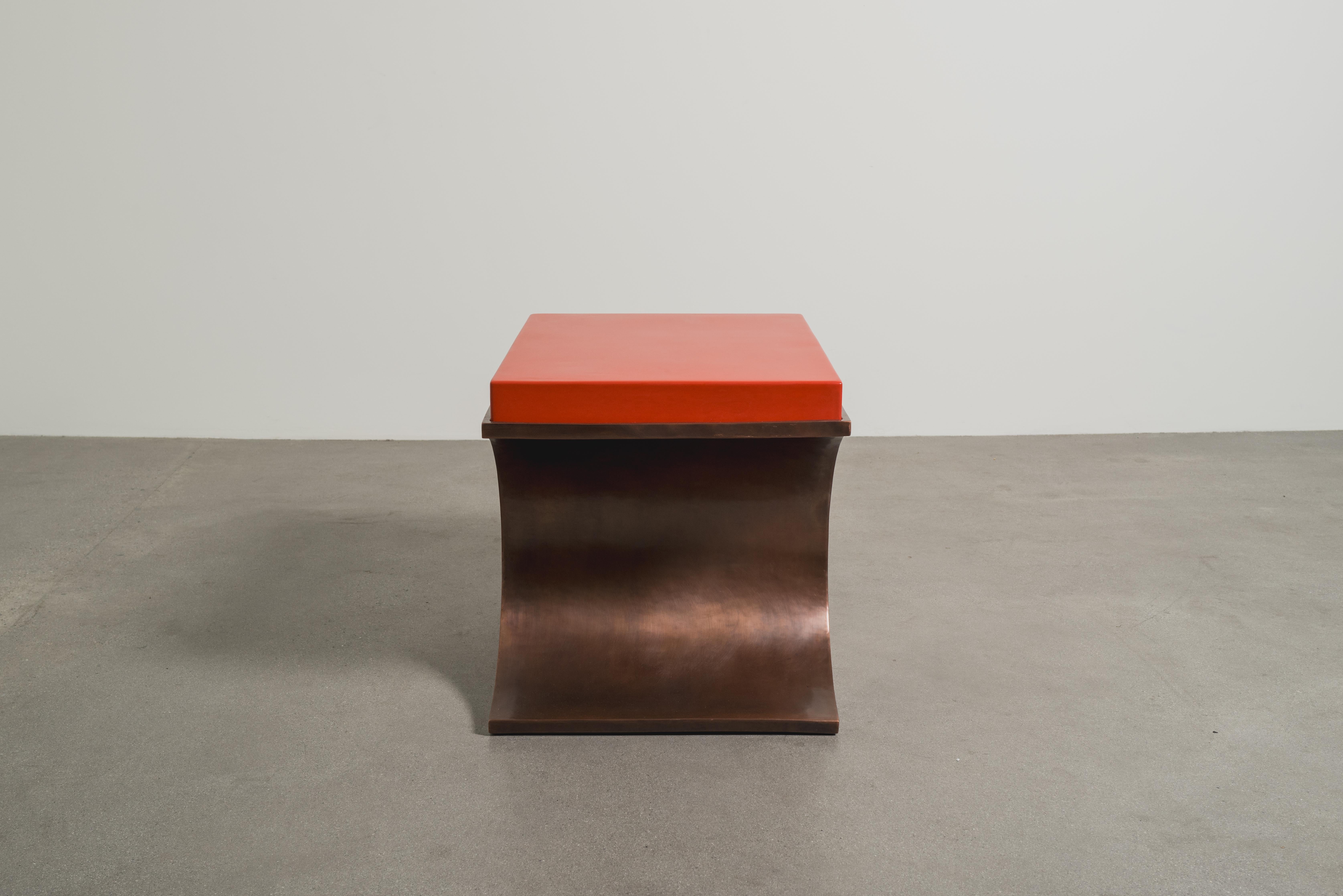 XXIe siècle et contemporain Table d'appoint contemporaine en forme de croissant en cuivre avec plateau en laque rouge par Robert Kuo en vente