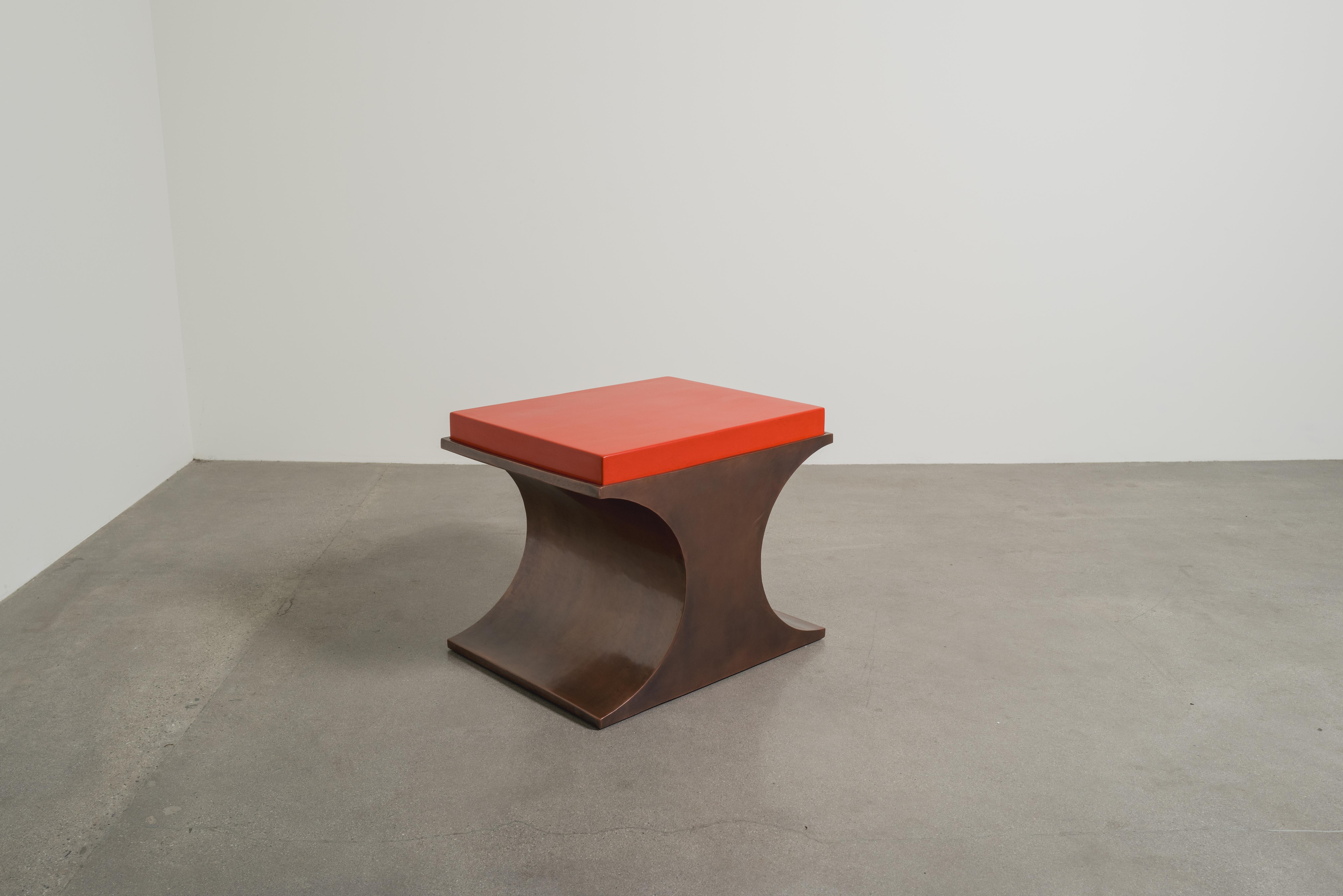 Cuivre Table d'appoint contemporaine en forme de croissant en cuivre avec plateau en laque rouge par Robert Kuo en vente