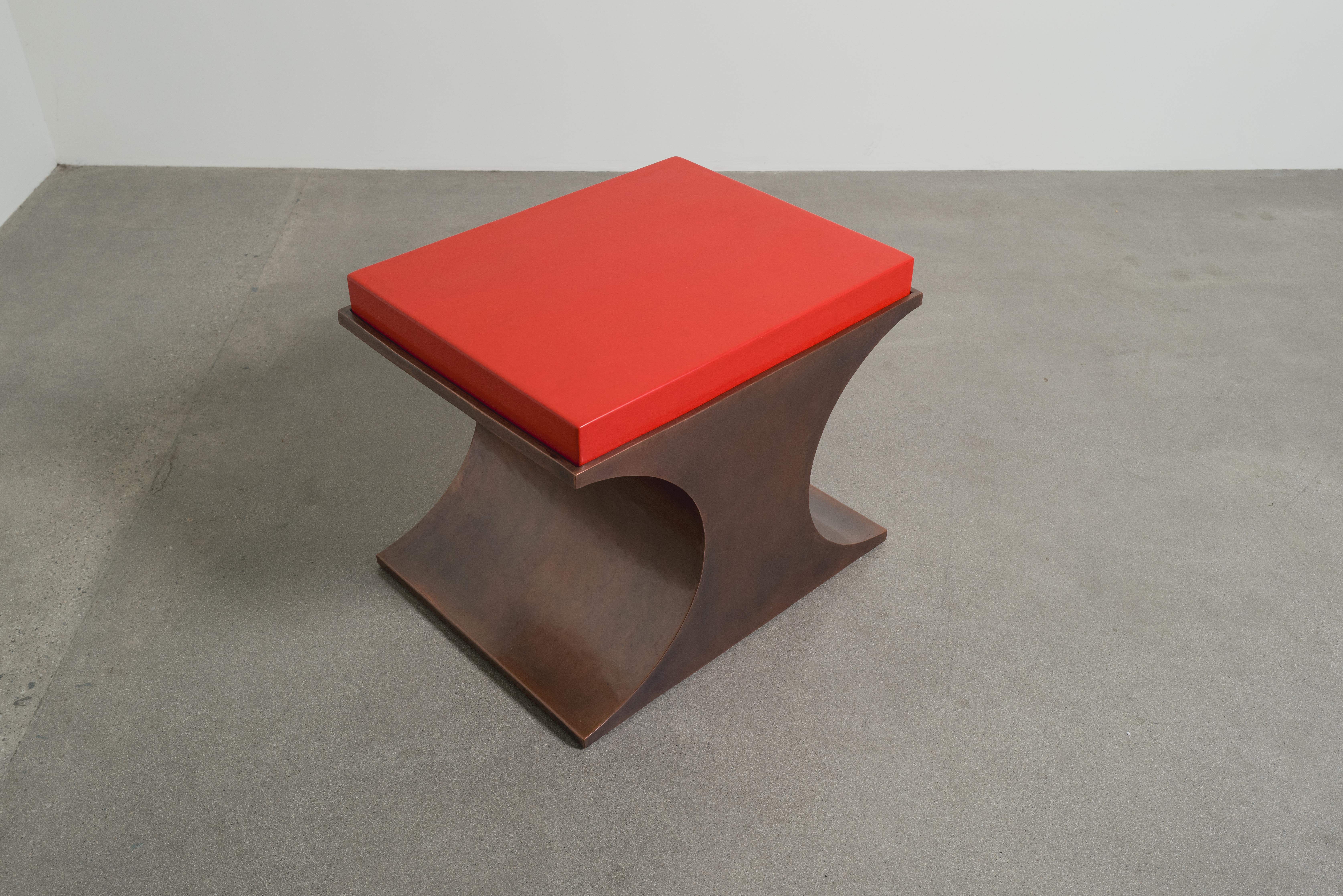 Table d'appoint contemporaine en forme de croissant en cuivre avec plateau en laque rouge par Robert Kuo en vente 1