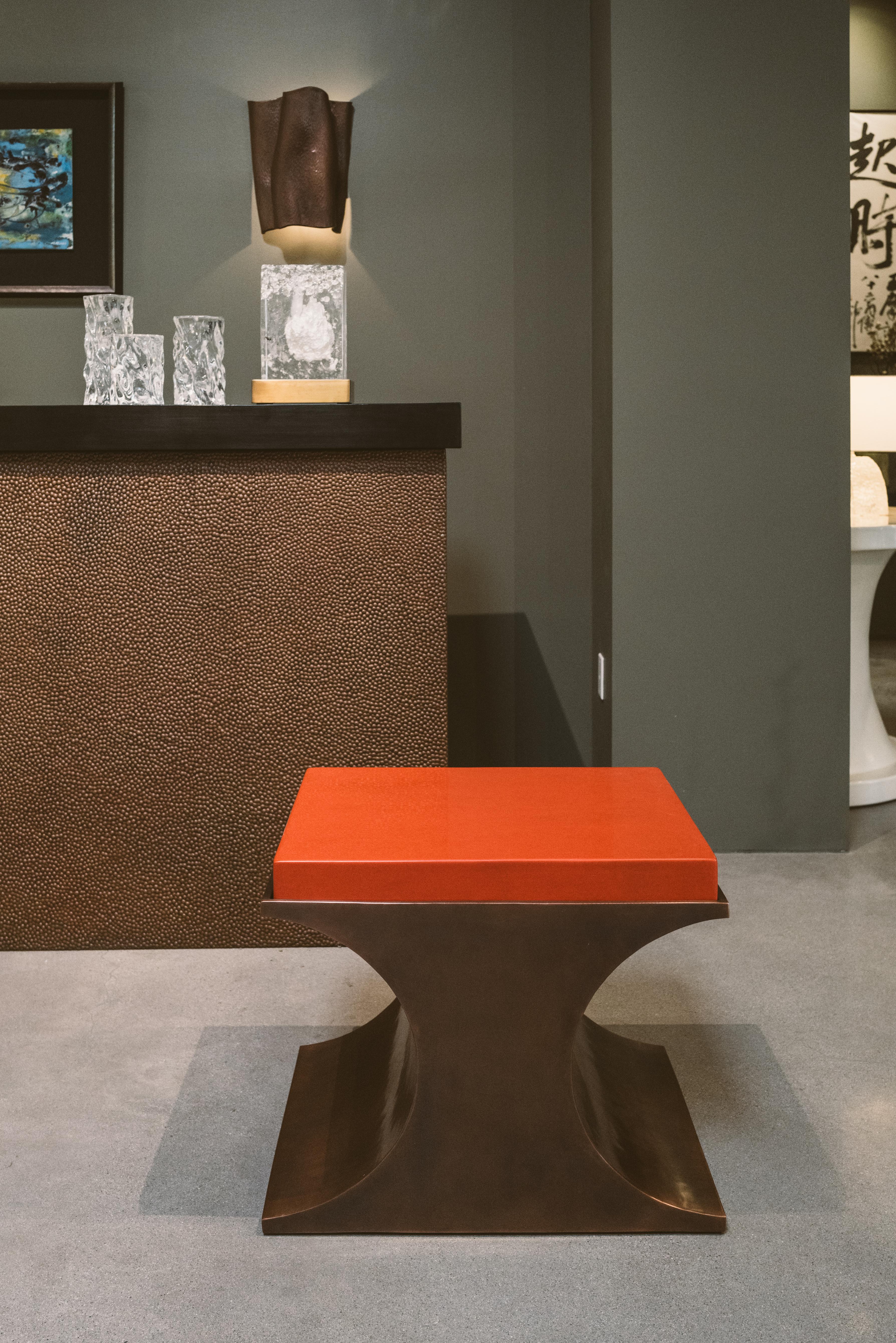 Table d'appoint contemporaine en forme de croissant en cuivre avec plateau en laque rouge par Robert Kuo en vente 2