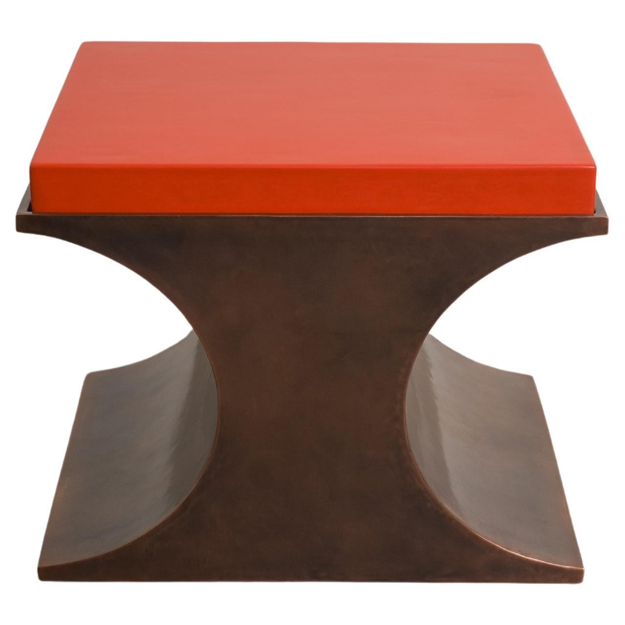 Table d'appoint contemporaine en forme de croissant en cuivre avec plateau en laque rouge par Robert Kuo en vente