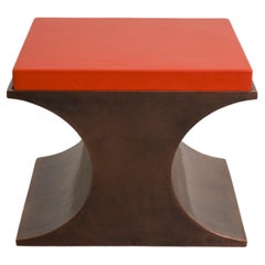 Tavolino a mezzaluna in rame contemporaneo con piano in lacca rossa di Robert Kuo