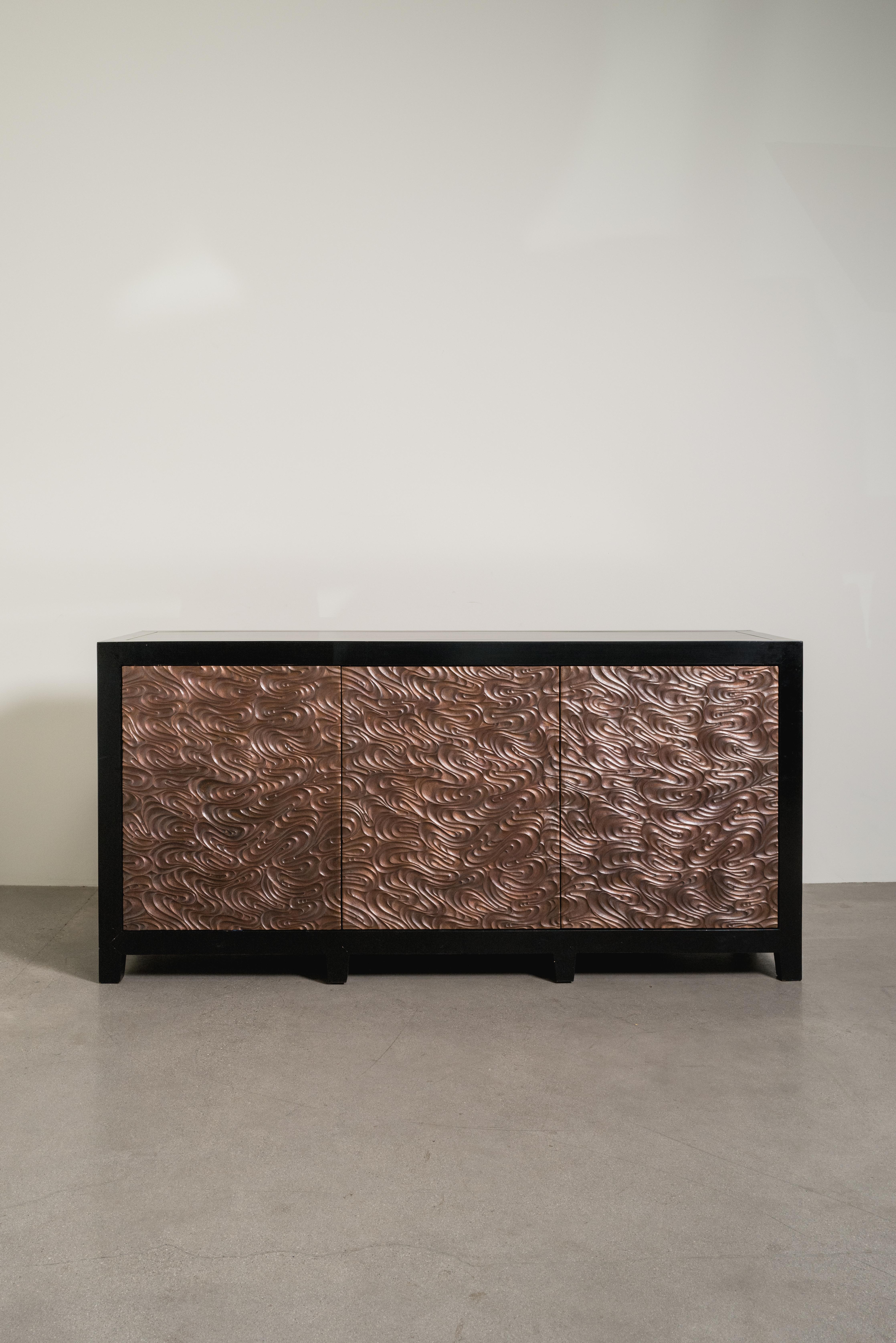 Fei Tian Wen Design Doppelseitiges 3-türiges Buffet
*INSGESAMT 6 TÜREN
Antike Kupfertüren
Hand Repoussé
Elmwood
Lackiert 
Zeitgenössisch
Limitierte Auflage
Jedes Stück wird individuell angefertigt und ist einzigartig. 

Repoussé ist die