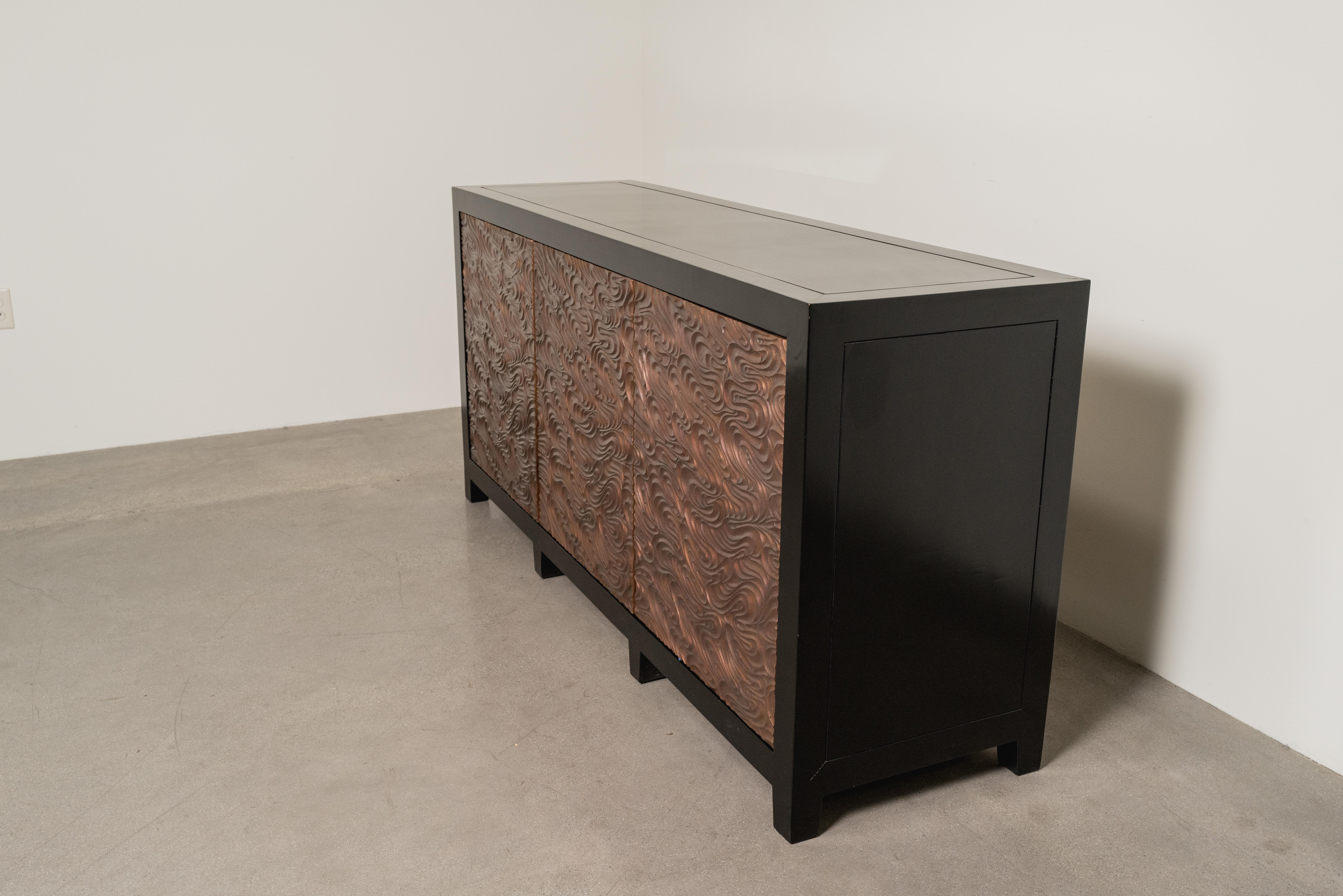 Zeitgenössisches kupferfarbenes Fei Tian Wen Design Doppelseitiges 3-türiges Buffet von Robert Kuo (Lackiert) im Angebot