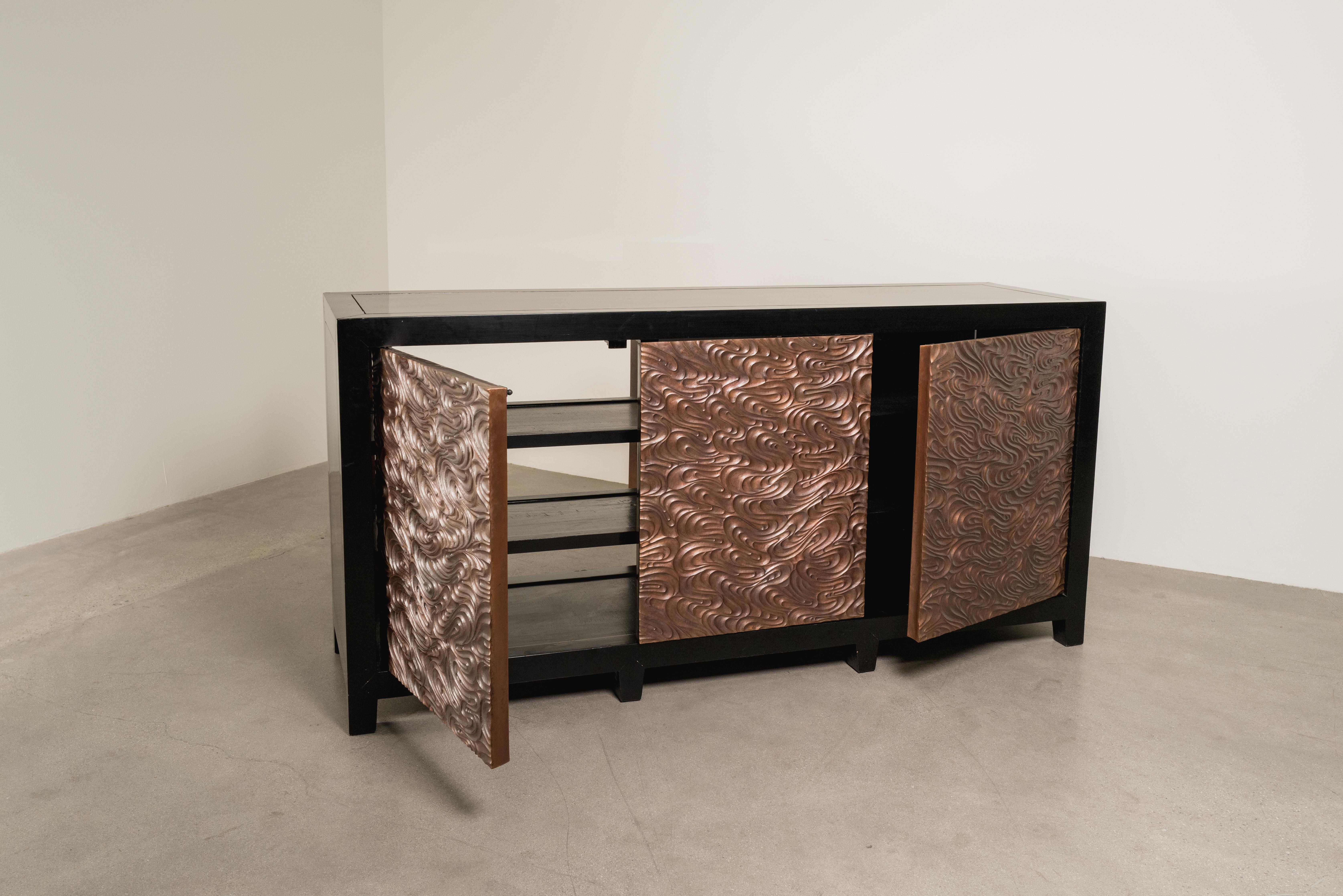Zeitgenössisches kupferfarbenes Fei Tian Wen Design Doppelseitiges 3-türiges Buffet von Robert Kuo im Zustand „Neu“ im Angebot in Los Angeles, CA