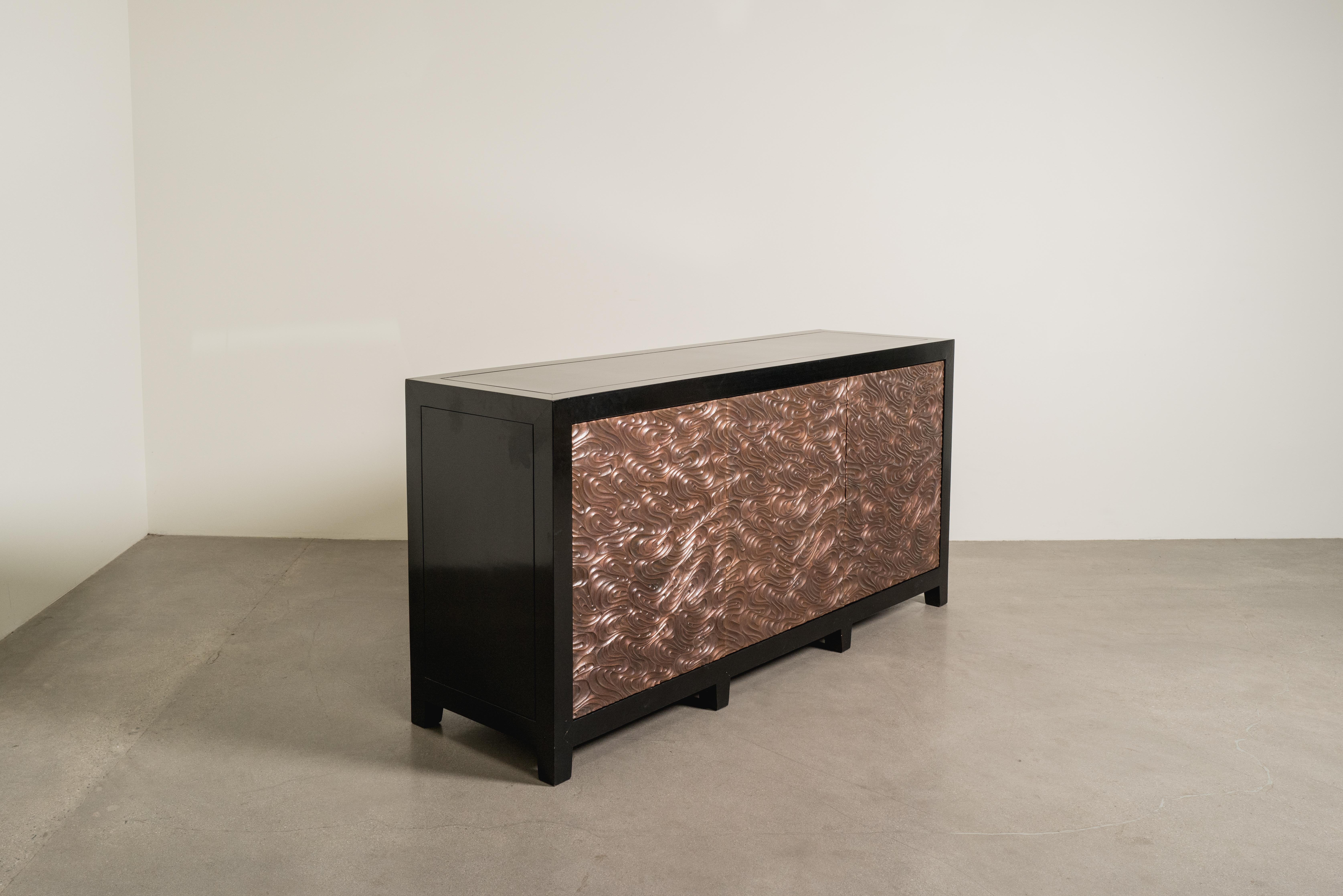 Zeitgenössisches kupferfarbenes Fei Tian Wen Design Doppelseitiges 3-türiges Buffet von Robert Kuo im Angebot 1