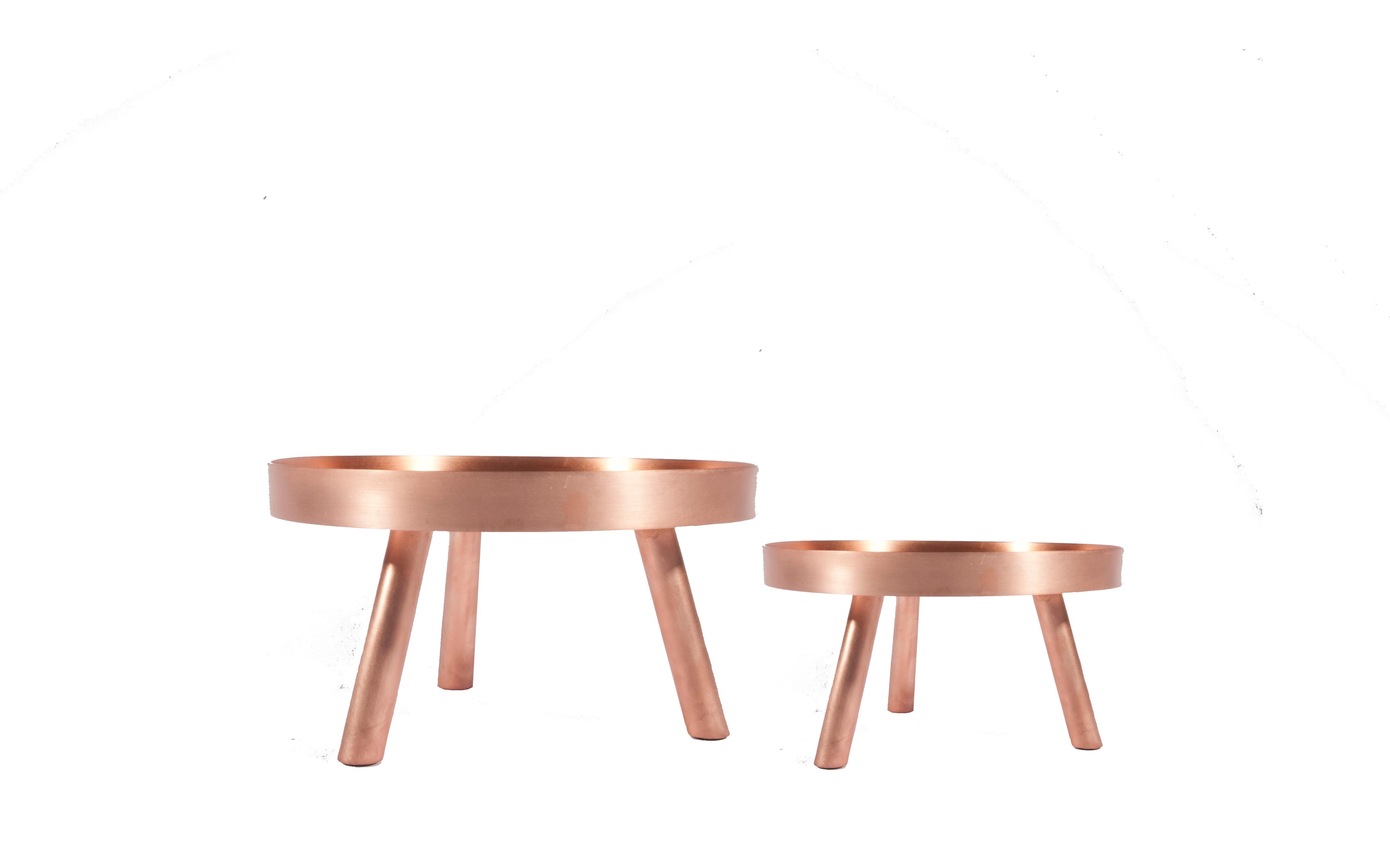 Dieses schlichte, elegante, minimalistische und zeitgenössische kleines Serviertablett aus Kupfer bringt einen ganz neuen Stil in Ihr Tischgedeck. Inspiriert vom Pantheon in Rom mit seinem mächtigen Oculus und der starken, minimalistischen