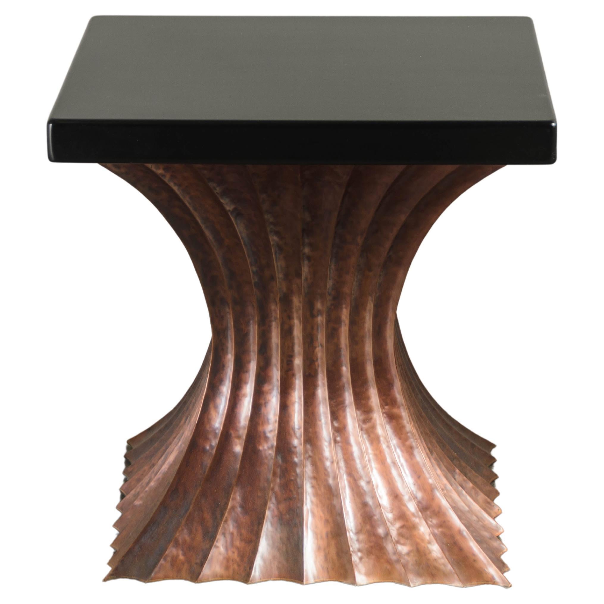 Zeitgenössischer quadratischer Kupfer-Tisch mit geriffelter und schwarzer Lackplatte von Robert Kuo