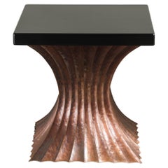 Table carrée cannelée en cuivre contemporaine avec plateau en laque noire de Robert Kuo