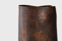 Jarrón Contemporáneo de Cobre 1, Laca Natural Oscura Texturizada, Seung Hyun Lee, Corea