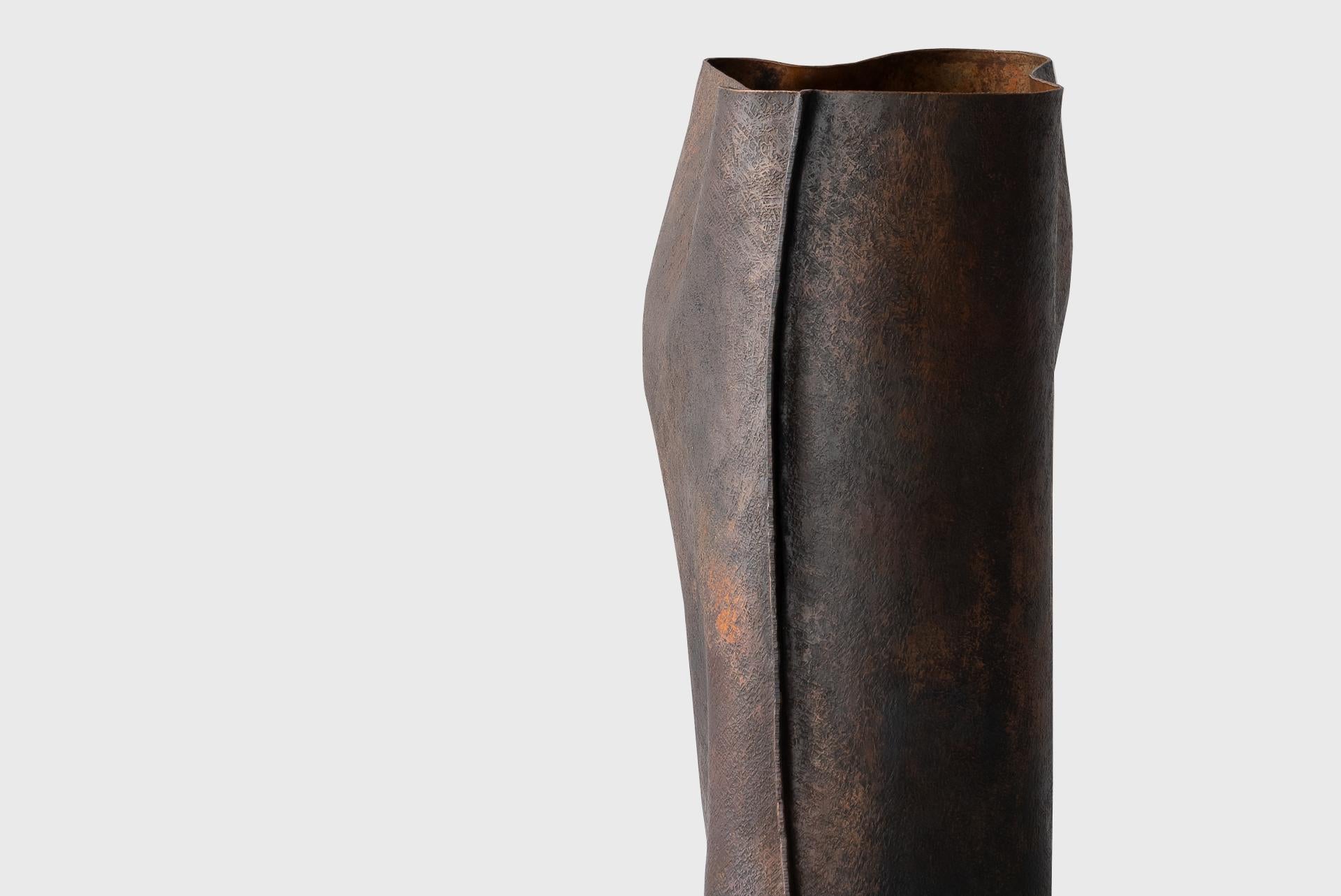 Contemporary Copper Vase 1, Textured Natural Dark Lacquer, Seung Hyun Lee, Korea For Sale 2