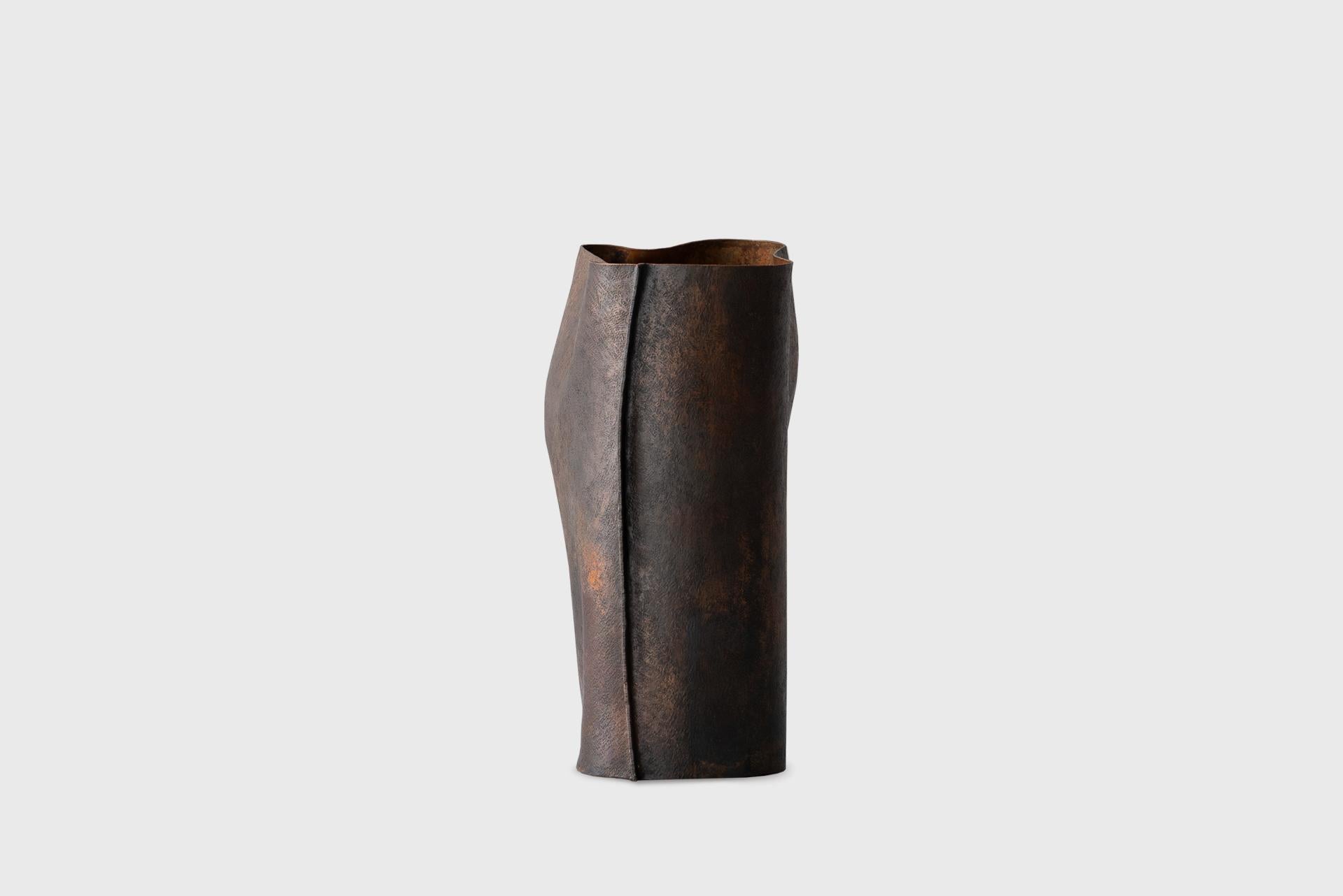 Contemporary Copper Vase 1, Textured Natural Dark Lacquer, Seung Hyun Lee, Korea For Sale 3