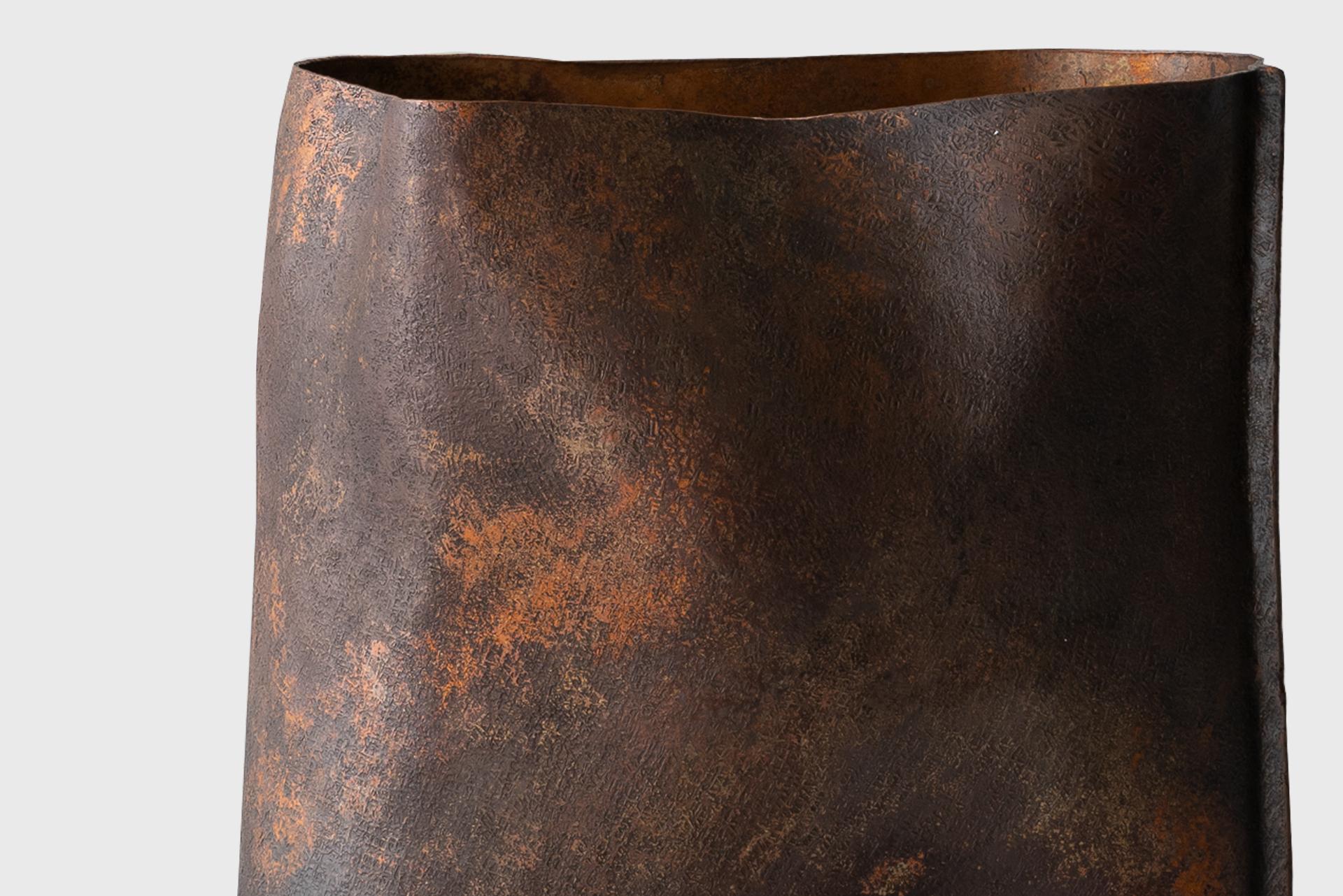 Contemporary Copper Vase 1, Textured Natural Dark Lacquer, Seung Hyun Lee, Korea For Sale 4