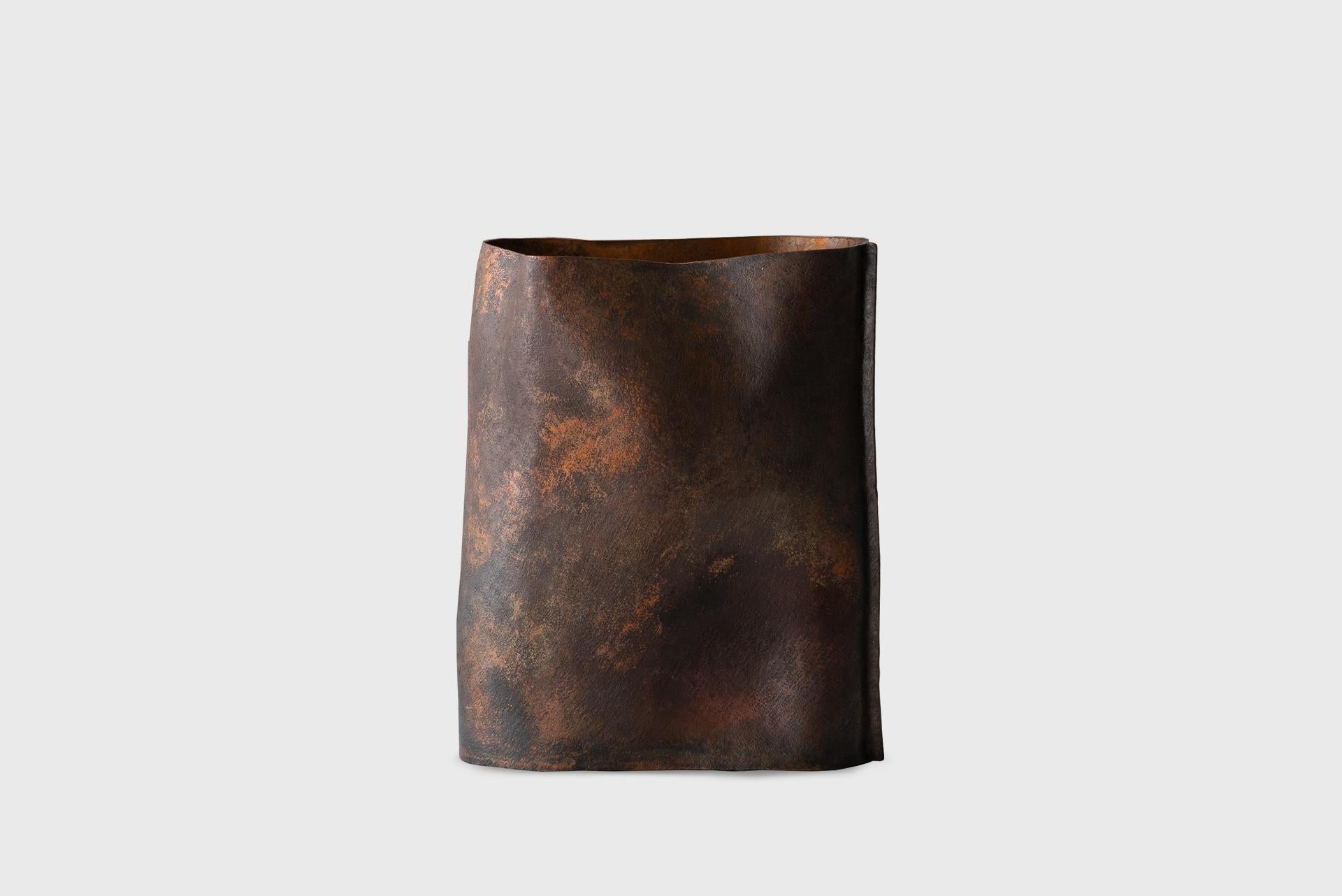 Contemporary Copper Vase 1, Textured Natural Dark Lacquer, Seung Hyun Lee, Korea For Sale 5