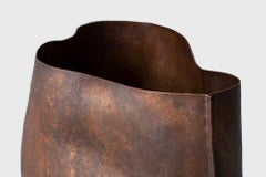 Jarrón Contemporáneo de Cobre 2, Laca Natural Oscura Texturizada, Seung Hyun Lee, Corea