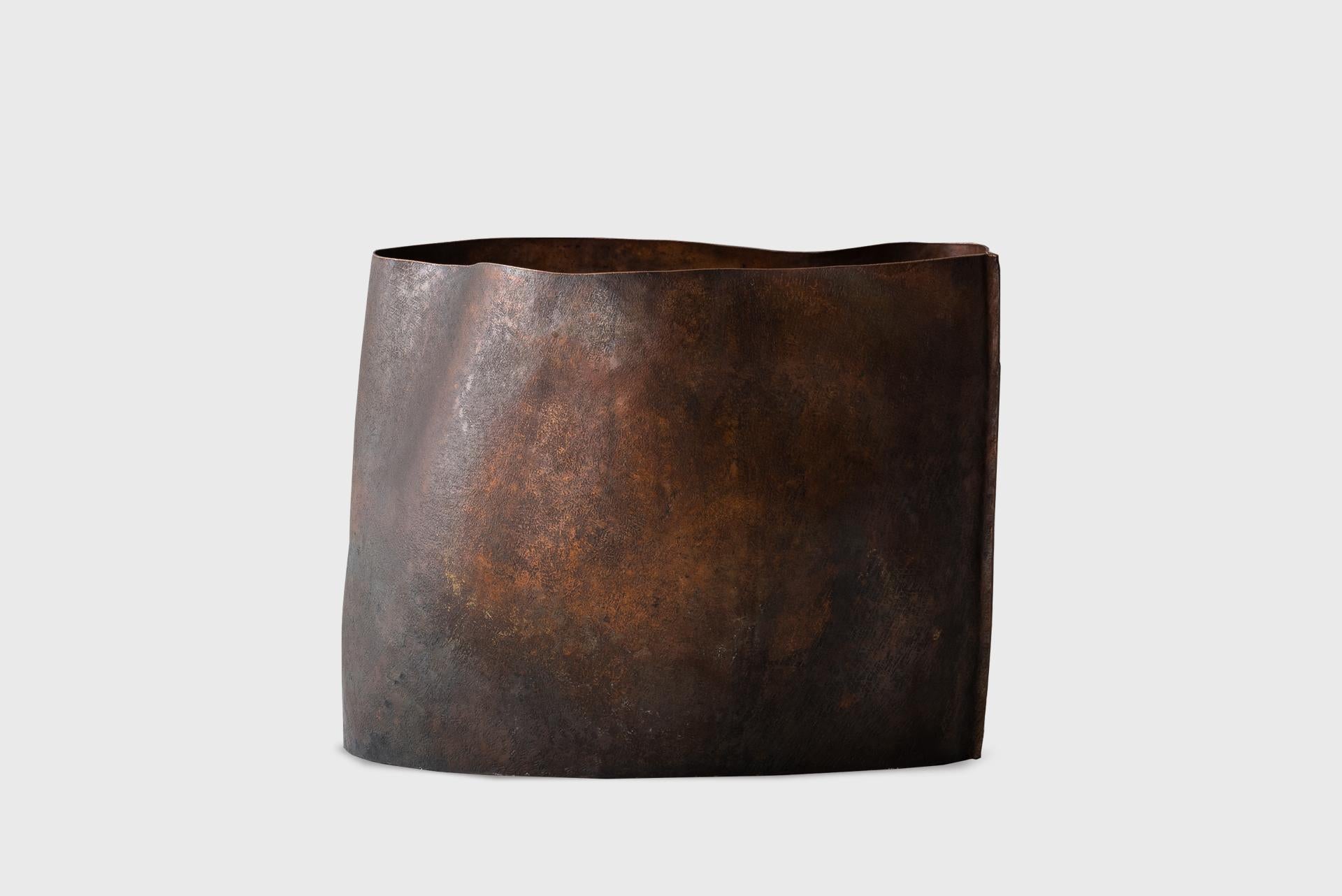 Sud-coréen Vase contemporain en cuivre 2, laque naturelle foncée texturée, Seung Hyun Lee, Corée en vente