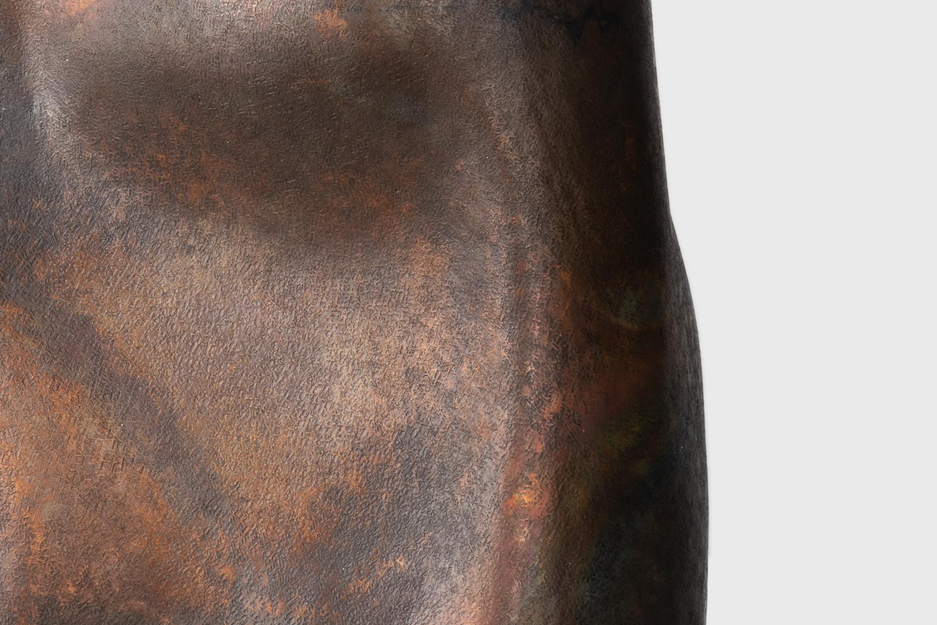 Vase contemporain en cuivre 2, laque naturelle foncée texturée, Seung Hyun Lee, Corée Neuf - En vente à Barcelona, ES