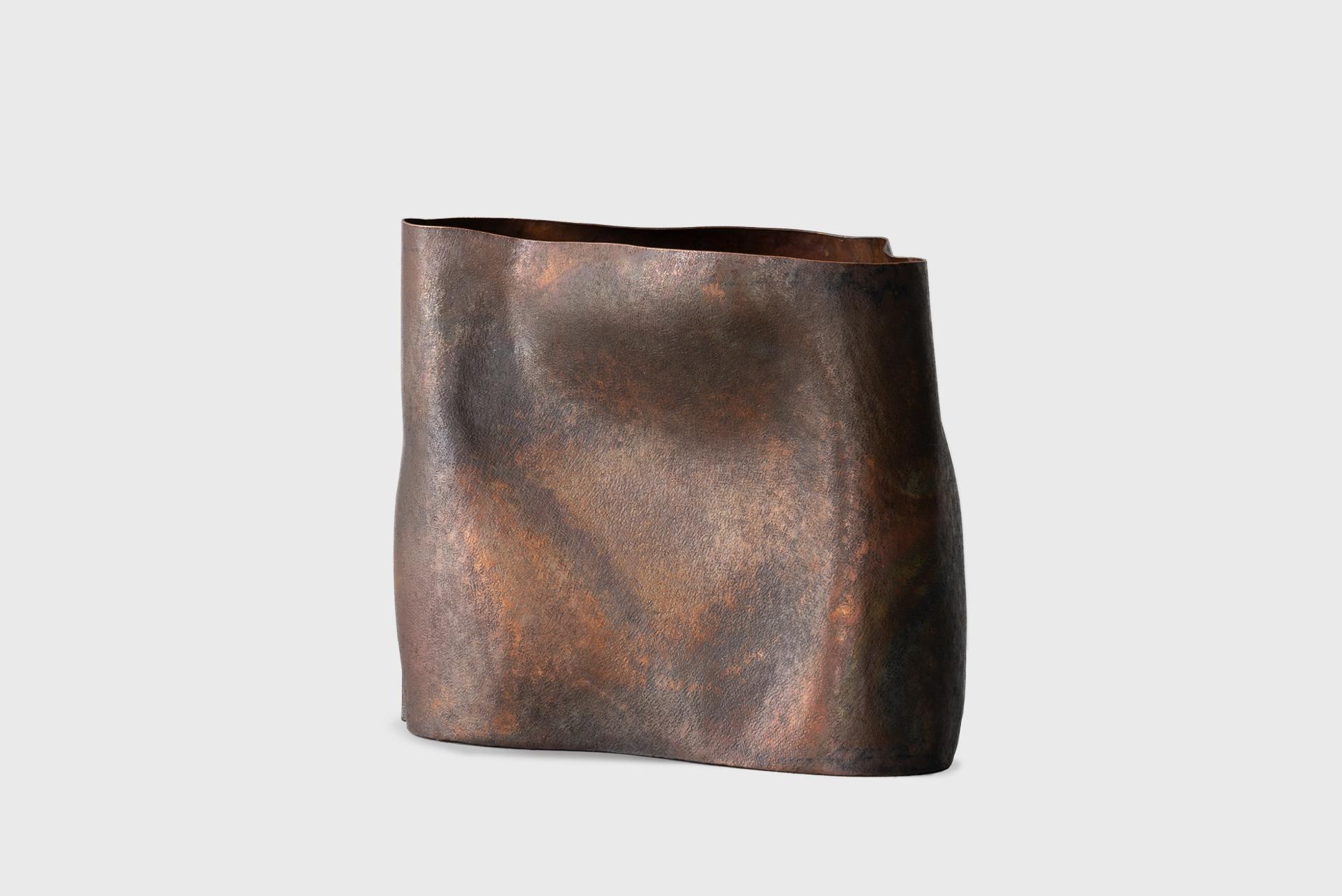 XXIe siècle et contemporain Vase contemporain en cuivre 2, laque naturelle foncée texturée, Seung Hyun Lee, Corée en vente