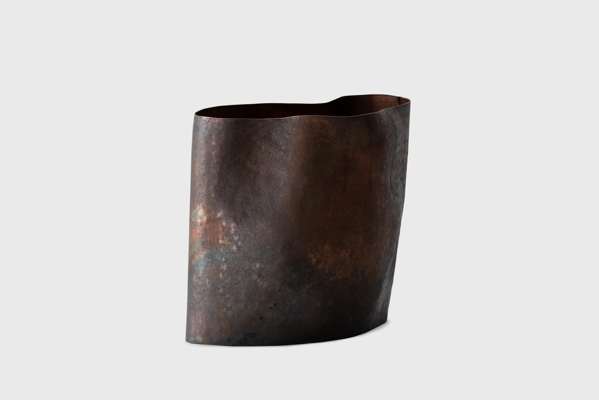 Vase contemporain en cuivre 2, laque naturelle foncée texturée, Seung Hyun Lee, Corée en vente 1