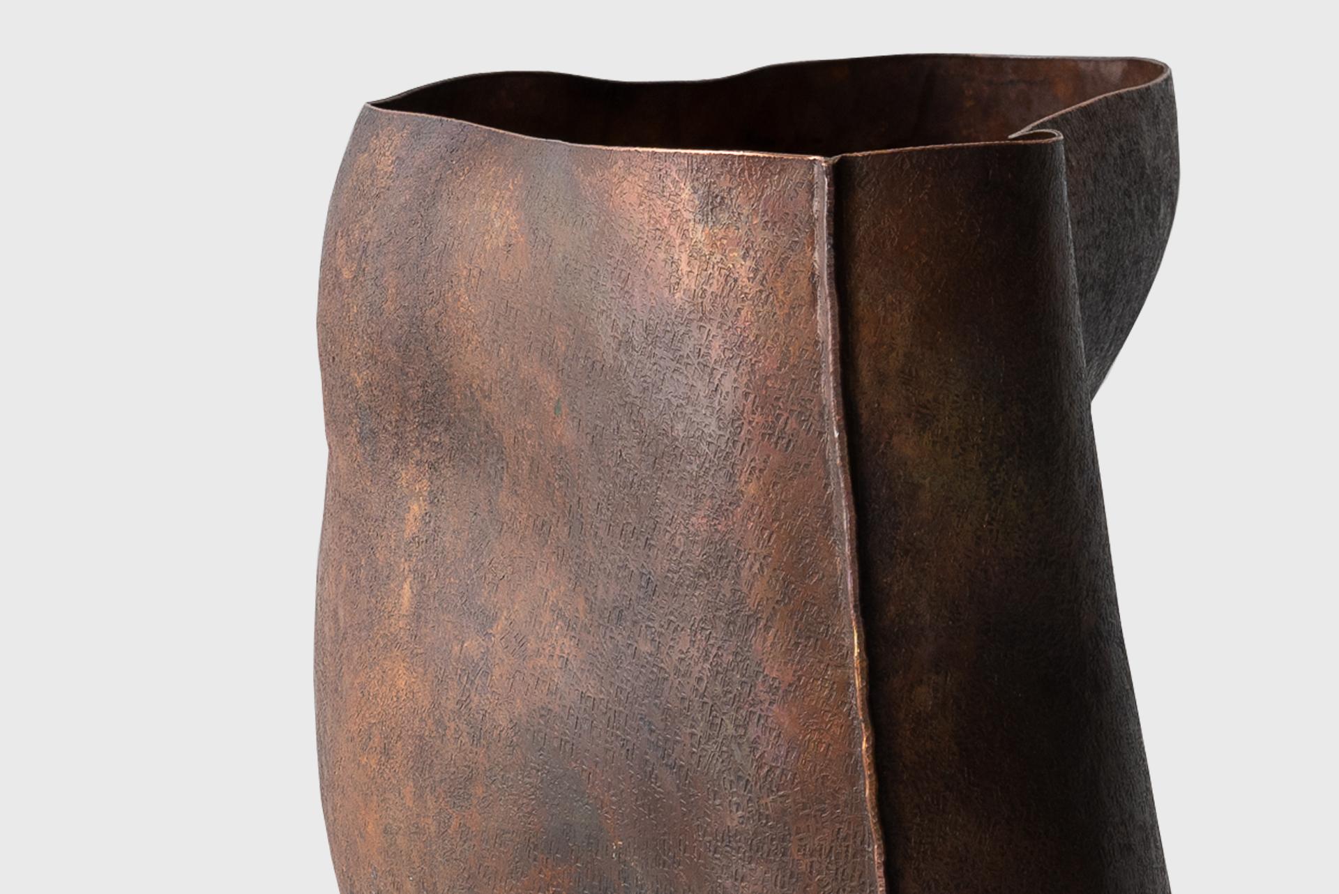 Contemporary Copper Vase 2, Textured Natural Dark Lacquer, Seung Hyun Lee, Korea For Sale 4