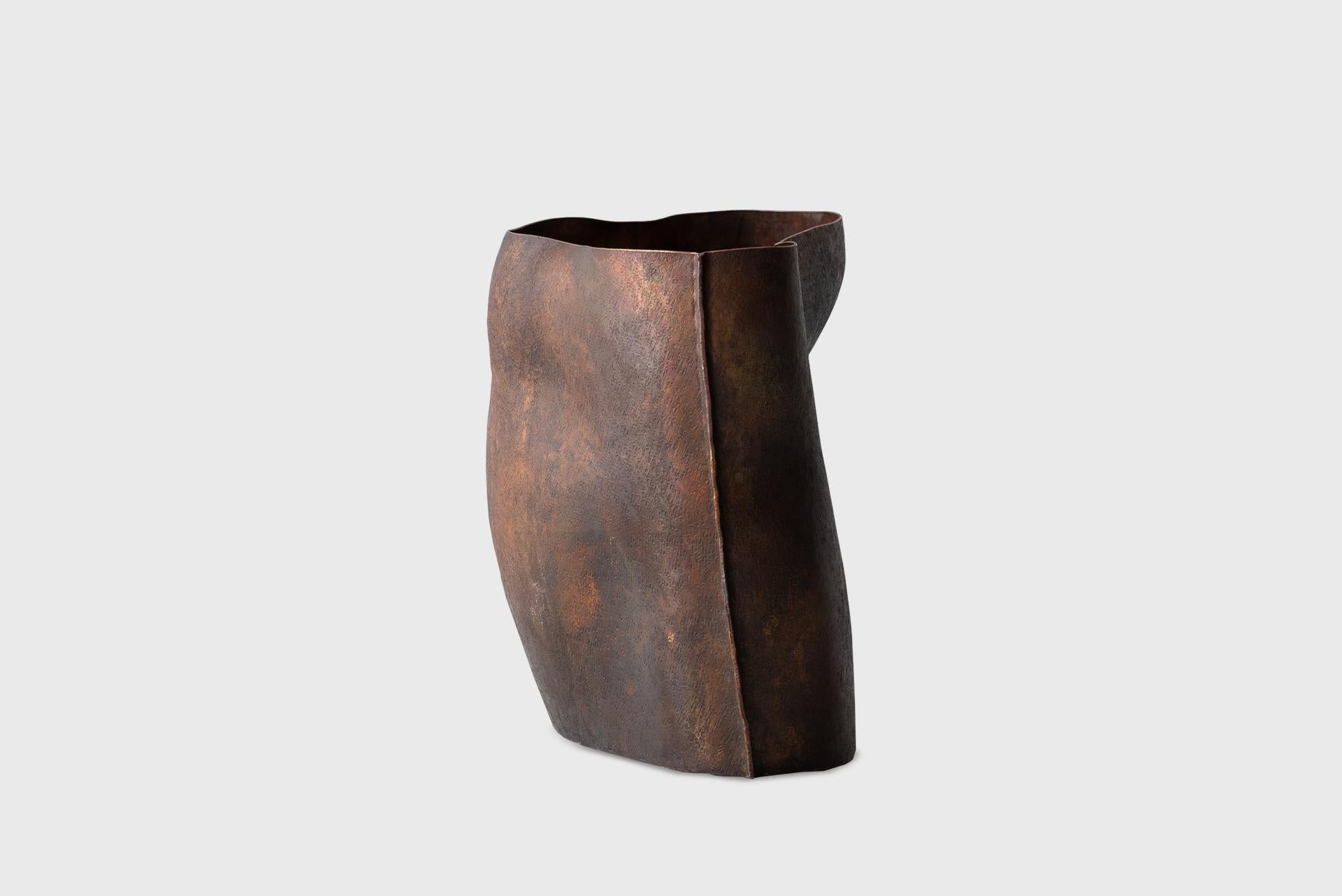 Vase contemporain en cuivre 2, laque naturelle foncée texturée, Seung Hyun Lee, Corée en vente 3