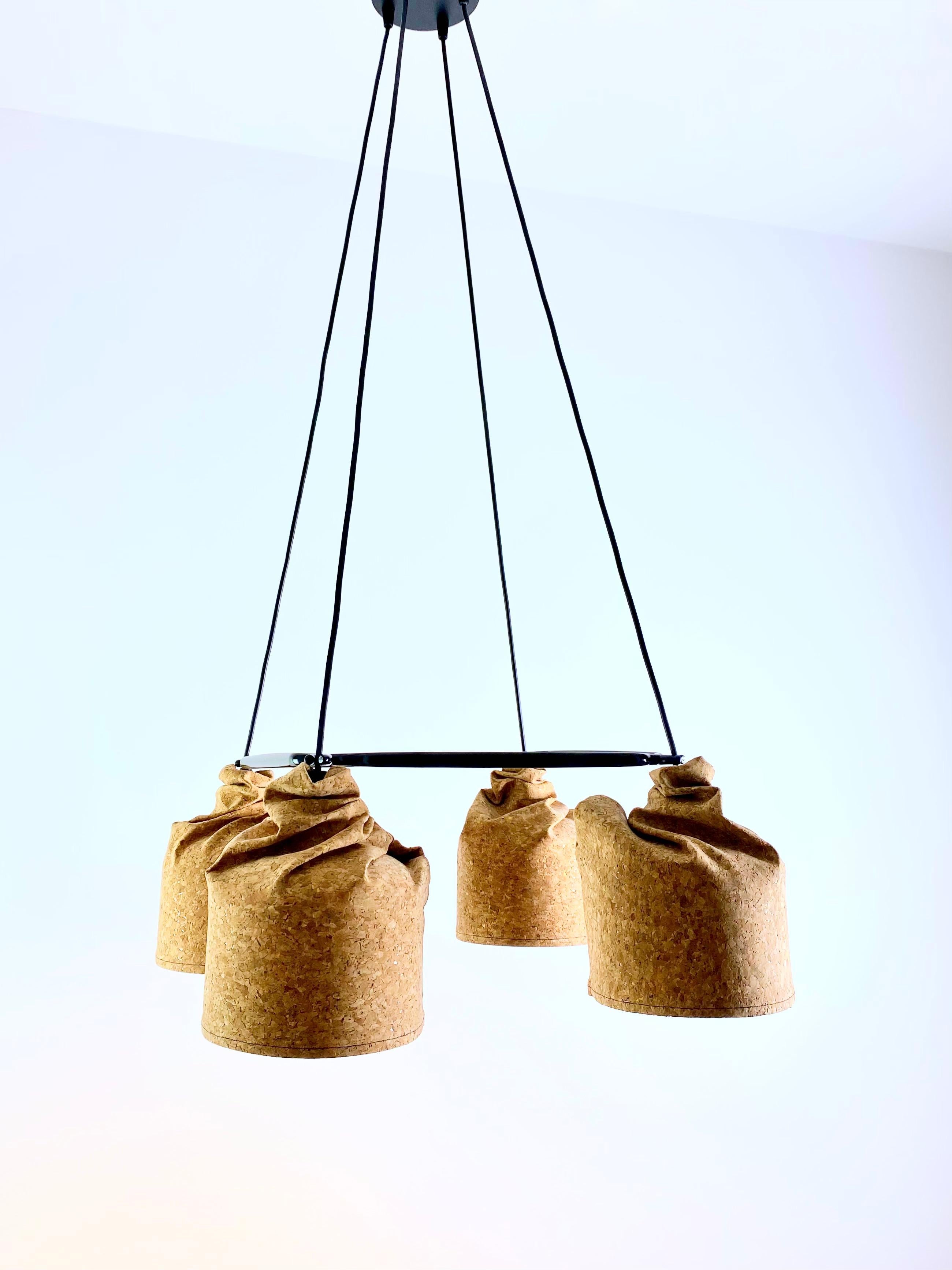les lustres_ORGANIC
Design/One VAIRINHOS

Les lustres sont des compositions individuelles créées avec les lampes ORGANIC par 4 ou 6 et en 4 longueurs différentes.
Amusez-vous et créez votre propre lustre.
Les lustres ORGANIC sont sans aucun doute