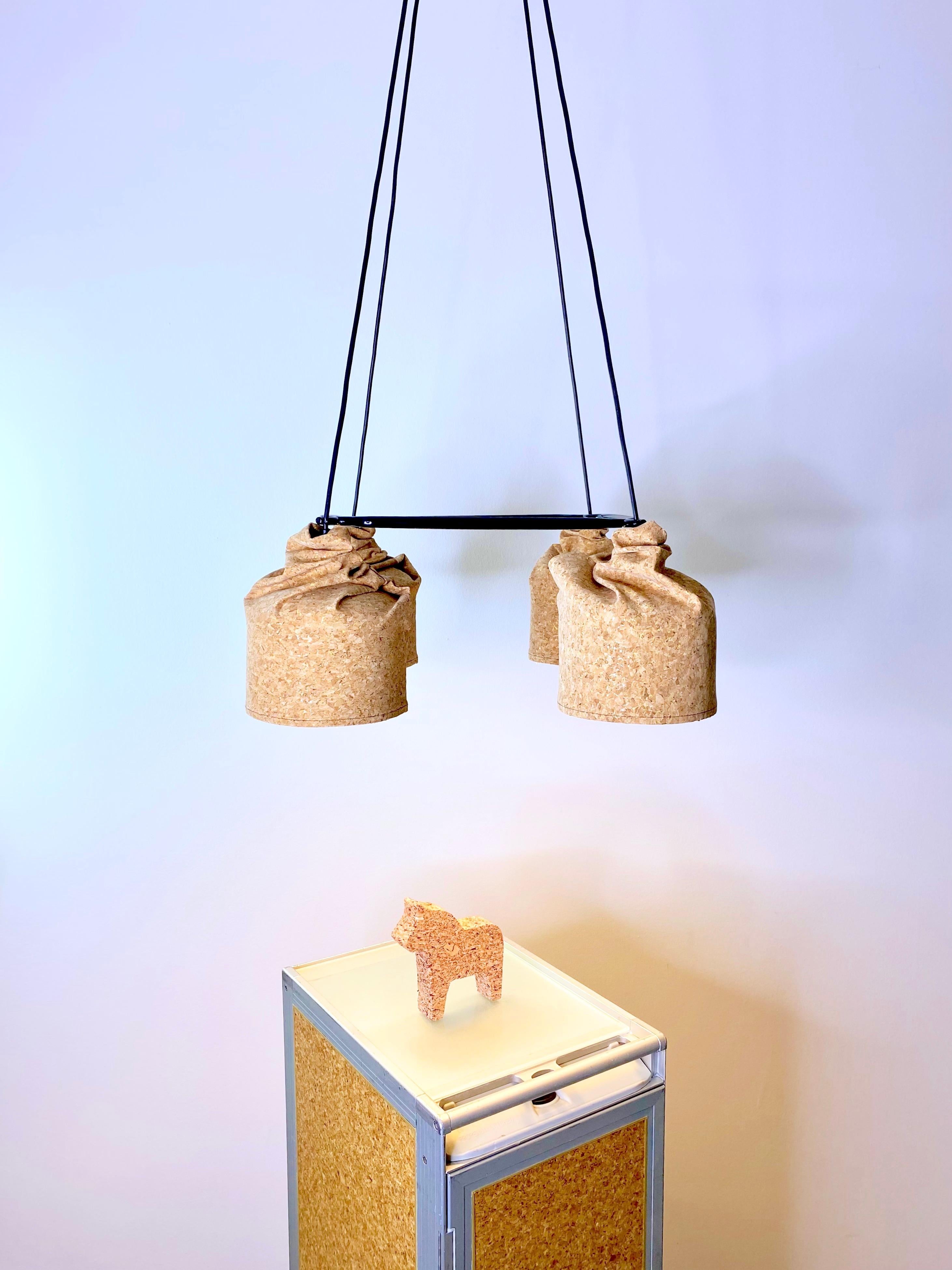 Allemand Lustre contemporain en cuir de liège et grès, design minimaliste, BIO en vente
