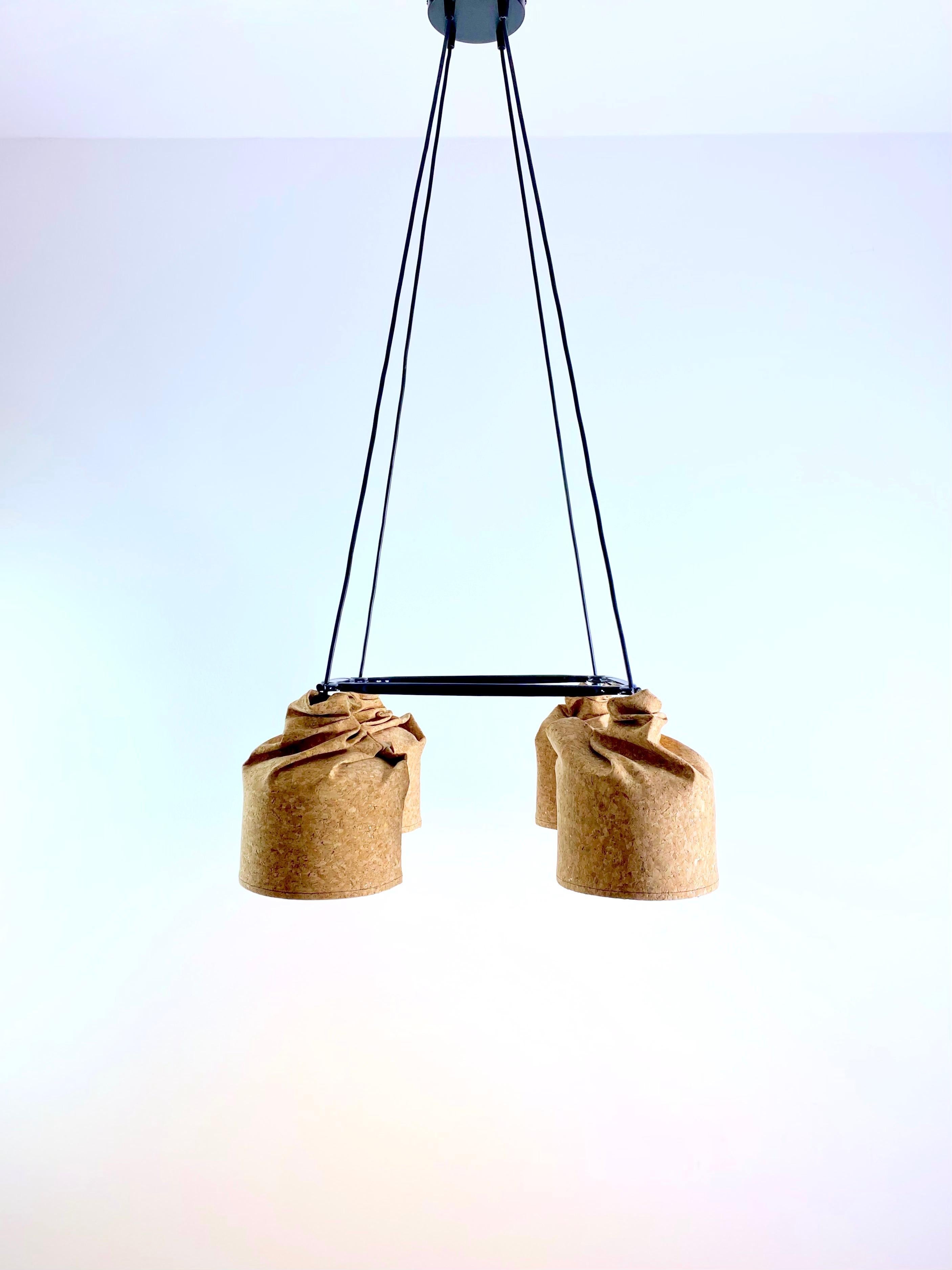 Moulé Lustre contemporain en cuir de liège et grès, design minimaliste, BIO en vente