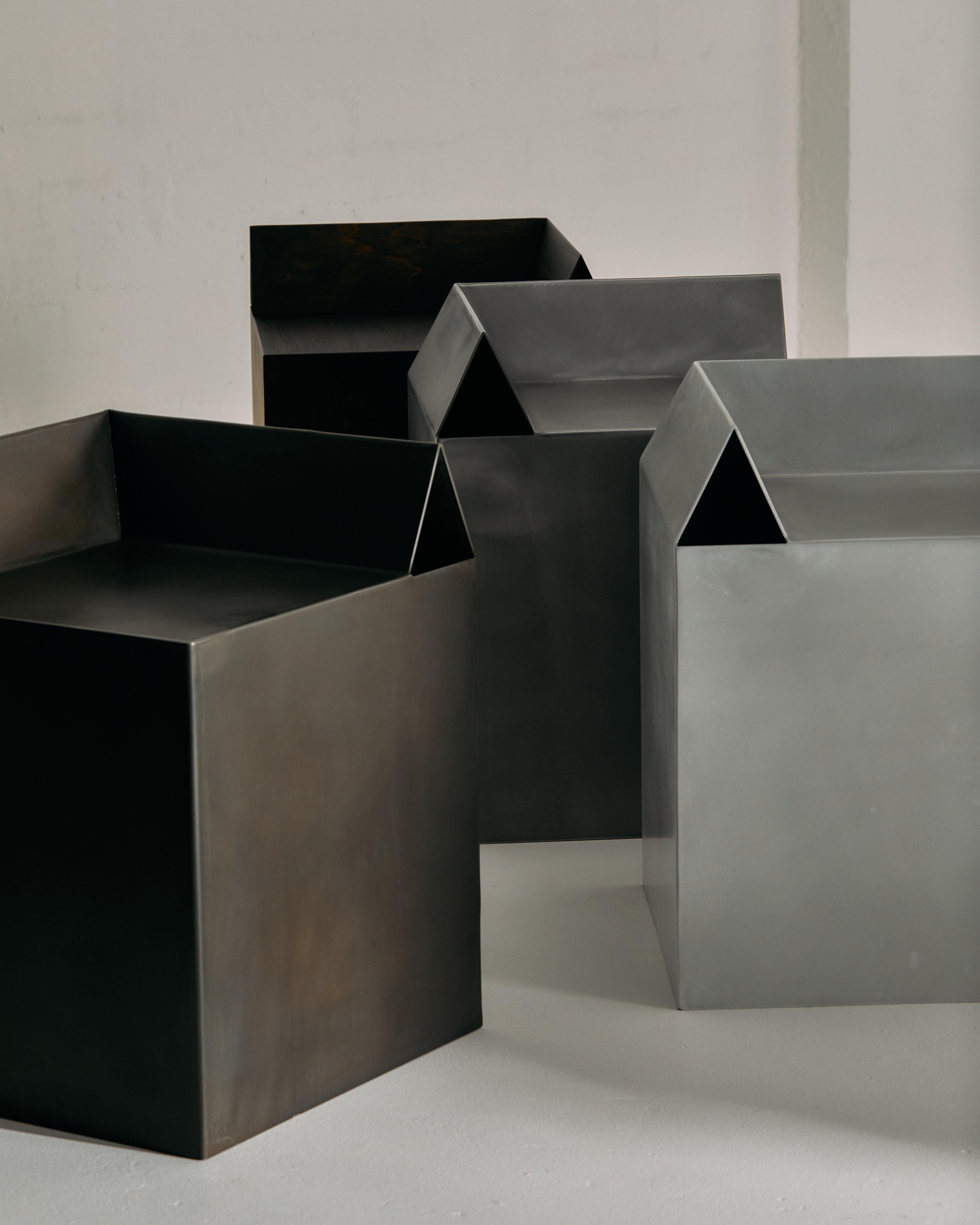 Banc d'angle contemporain en acier brut ciré en vente 1