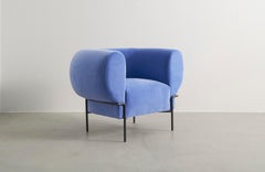 Sedia da salotto moderna in velluto blu fiordaliso con base in metallo nero